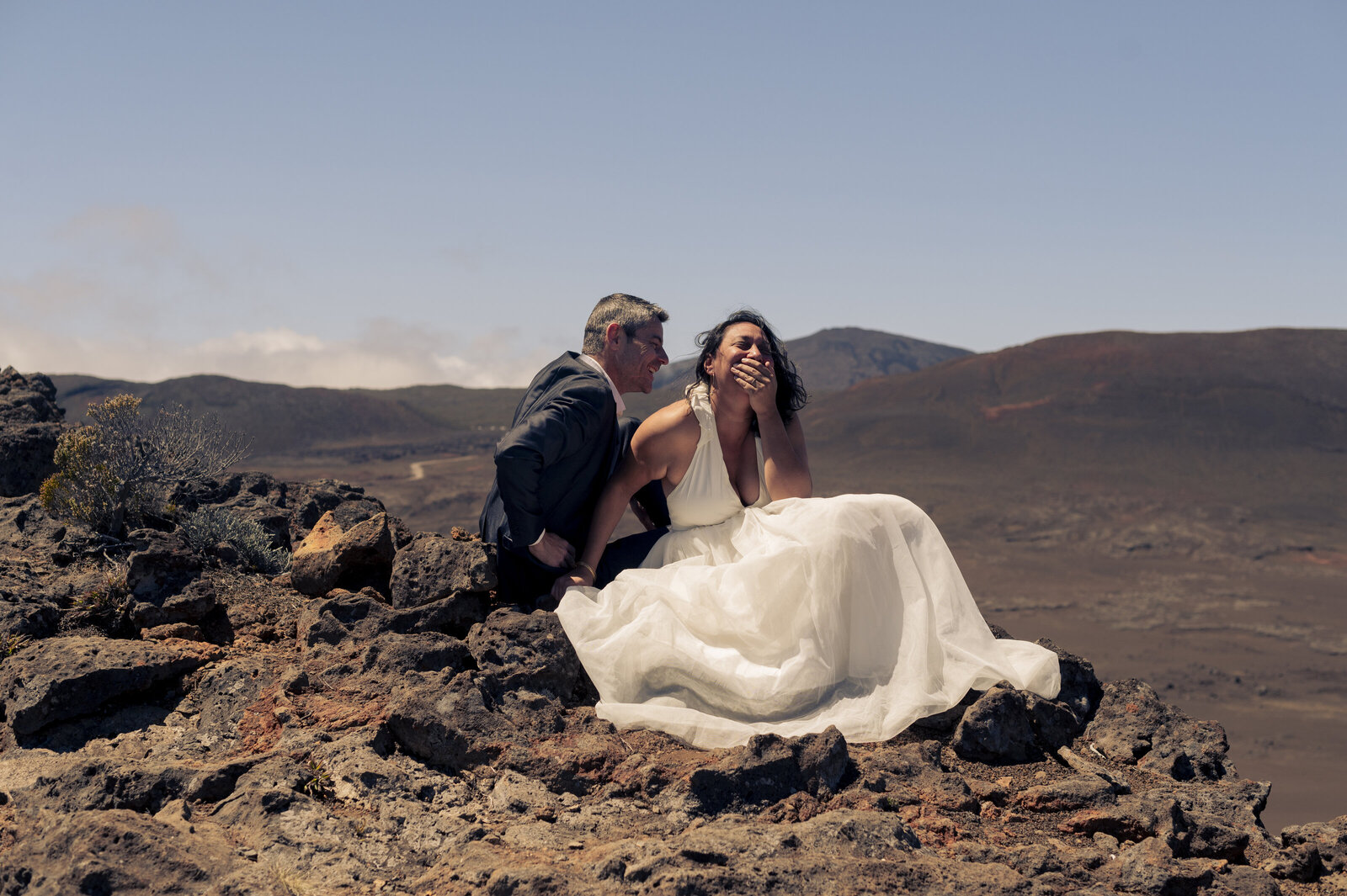 Photo d'un couple qui rigole pendant leur elopement sur une ile