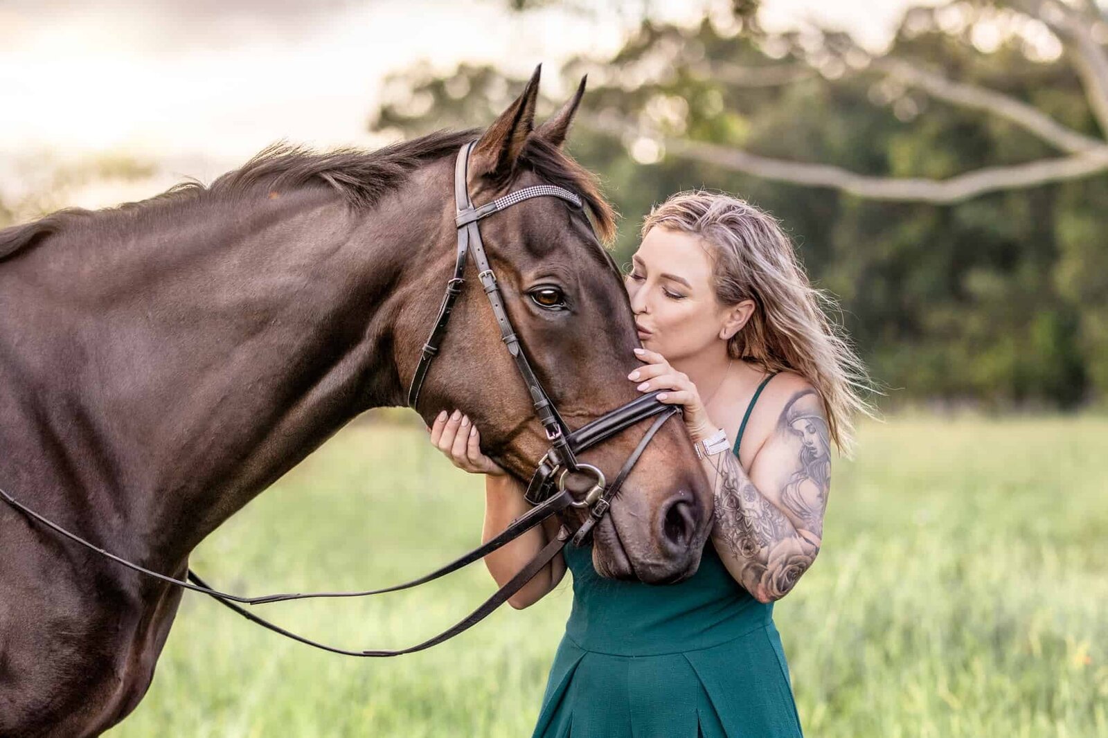 Hills Horse Photographer girl kisses chestnut horse on nose Half Steps Photography_1