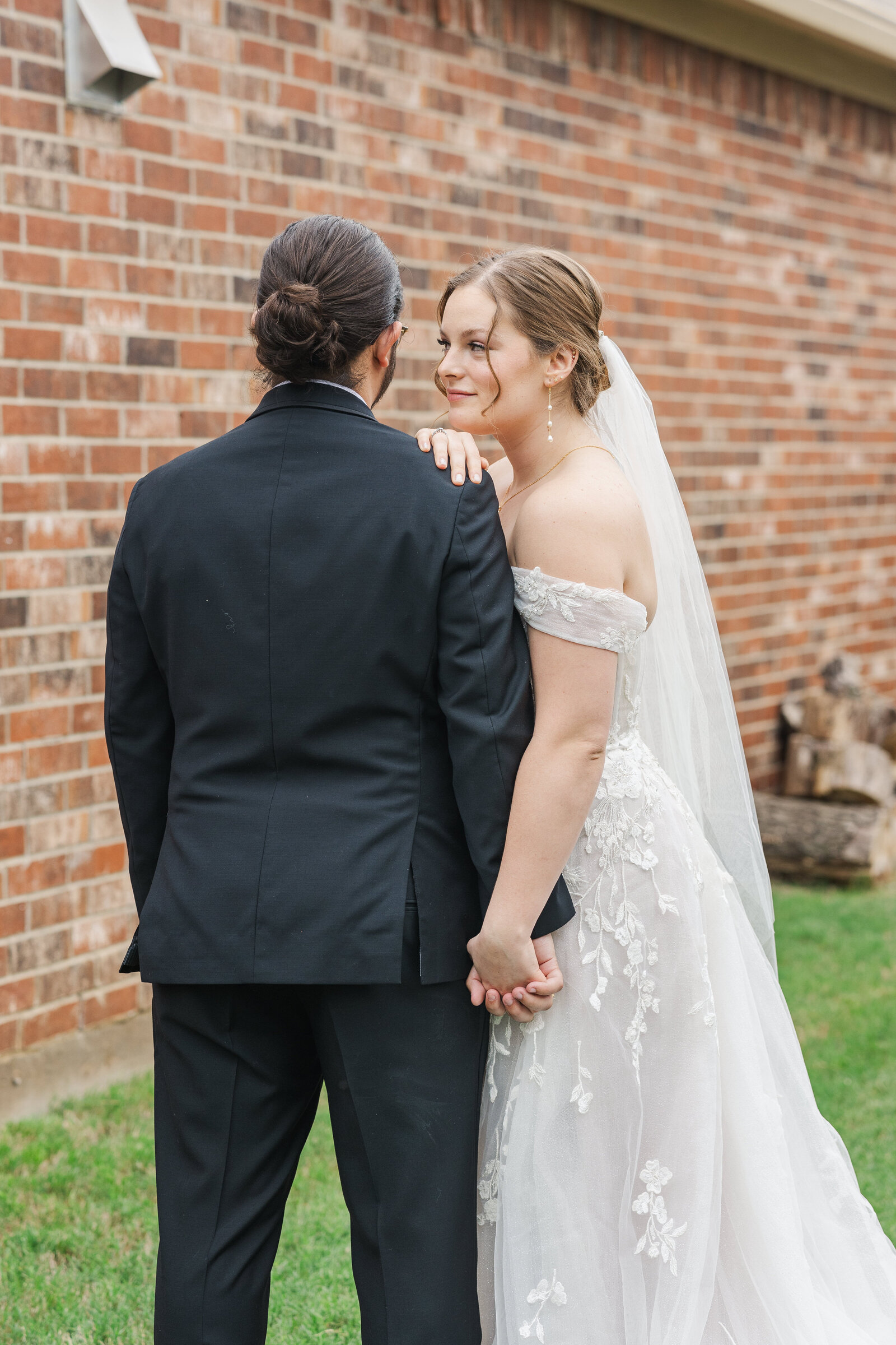 Dallas-micro-wedding-outdoor-couple-photoshoot
