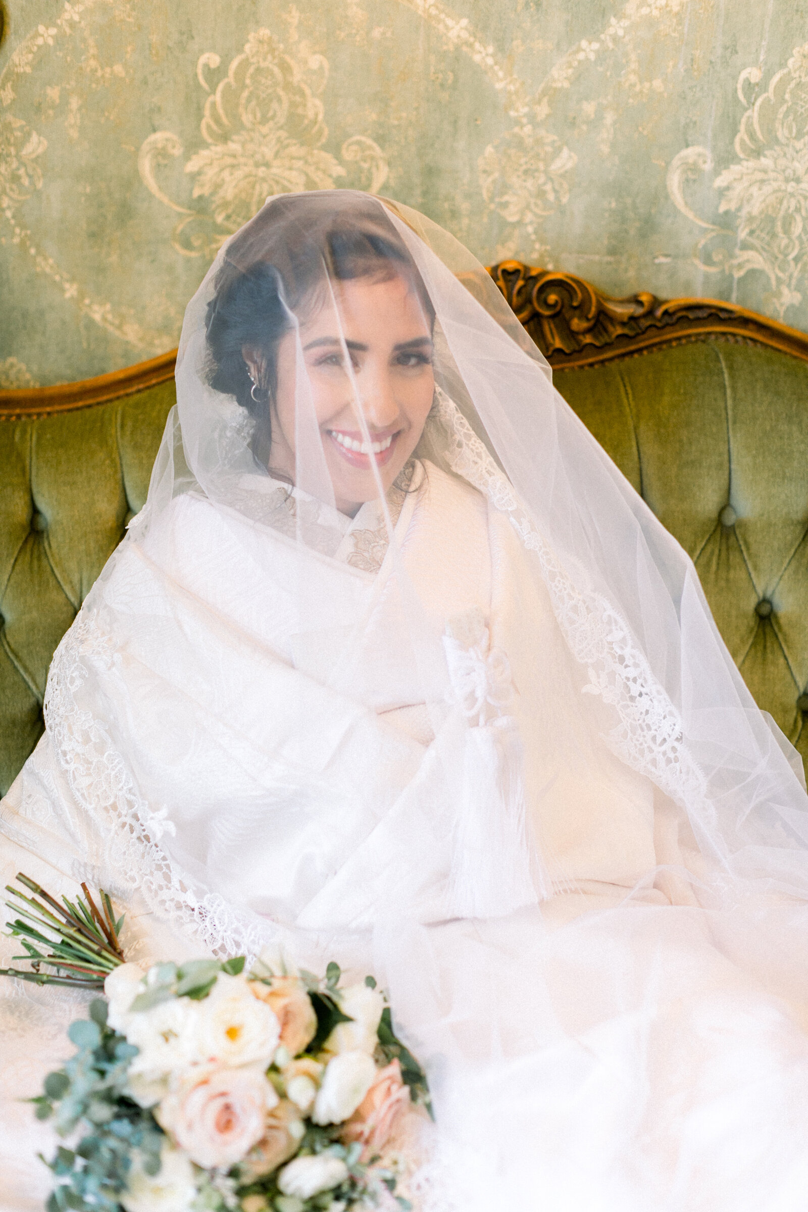 Smiling bride wearing white shiromuku wedding kimono and lace veil, holding a bouquet at The Ebell Club Long Beach, Los Angeles California, perfect for wedding kimono rental | レースのベールをまとった白無垢花嫁がブーケを手に微笑む ロサンゼルス・エベルクラブ　着物レンタル可能