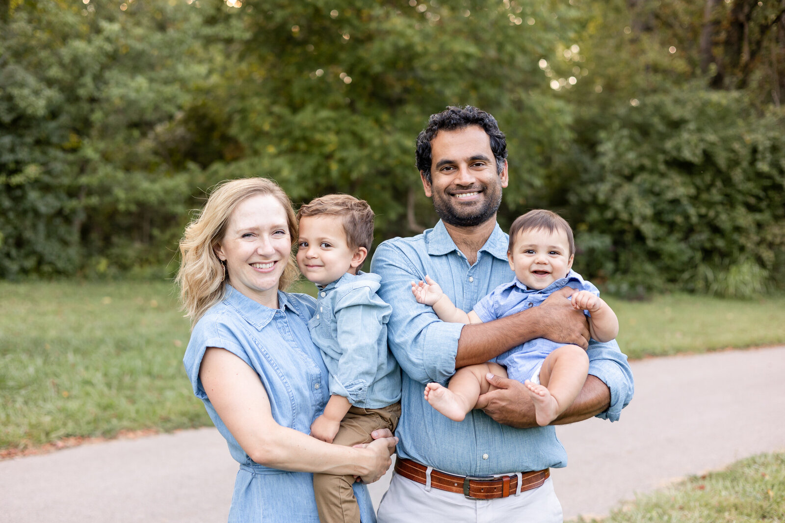 outdoor-family-photography-session-Lexington-KY-photographer-Veterans-Park