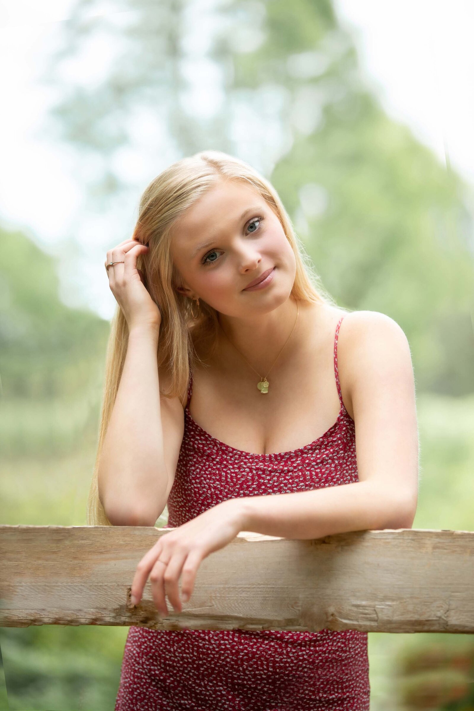 high-school-senior-girl-leaning-on-fence