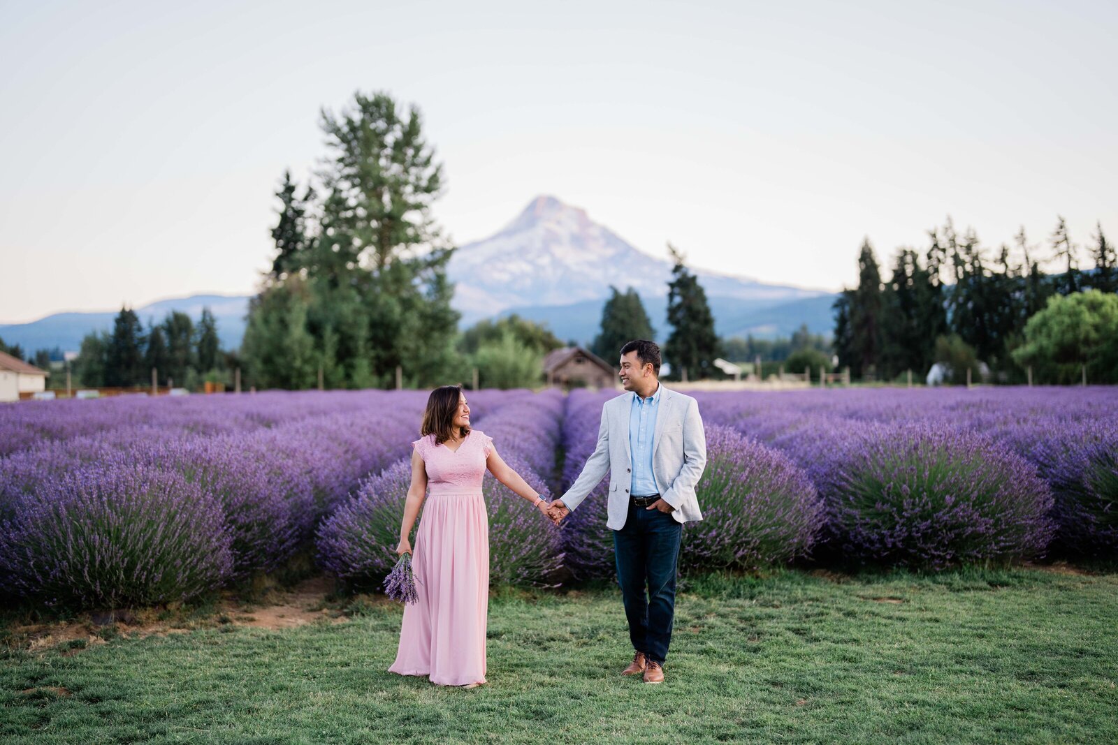 elopement photographer in oregon takes pictures