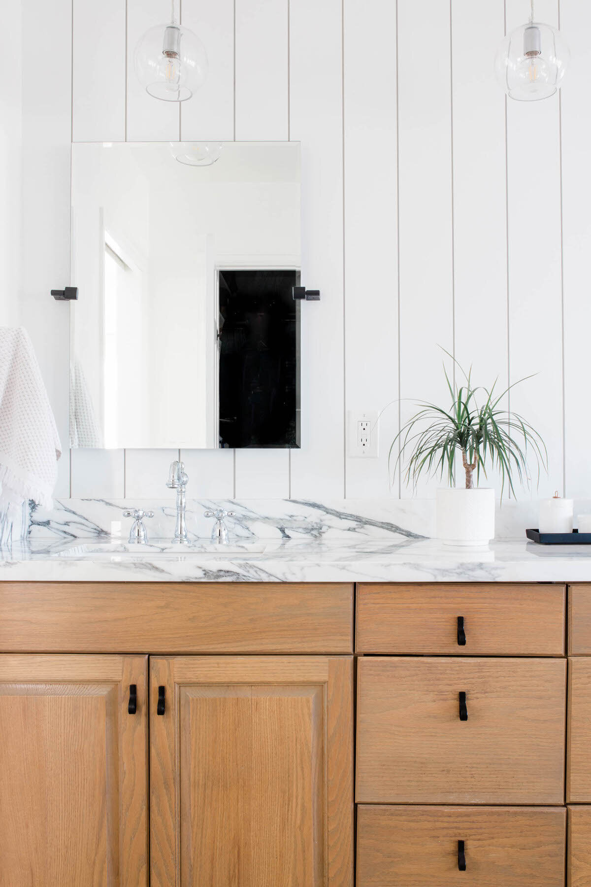 California Casual Modern Farmhouse Bright Nuetral Organic Primary Bathroom by Peggy Haddad Interiors 1