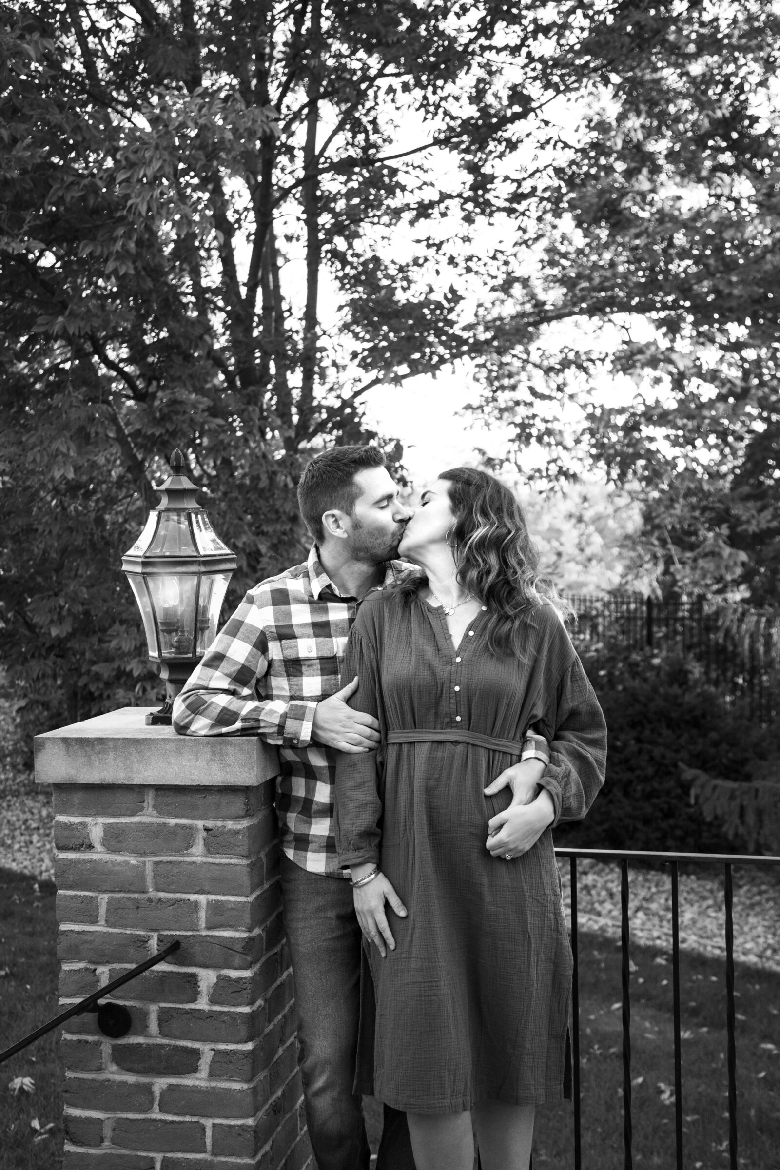 Black and white of a couple kissing.