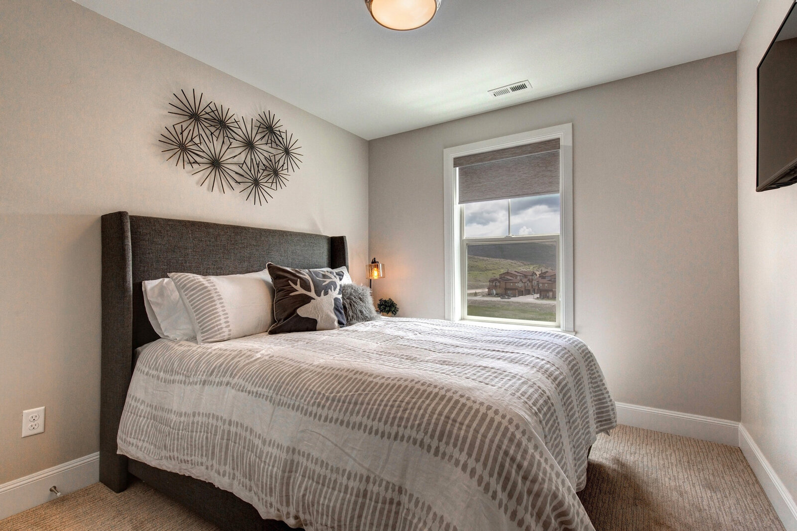 Chalet-and-Co-Vacation-Home-Interior-Designer-styles-bedroom-decor-neutral