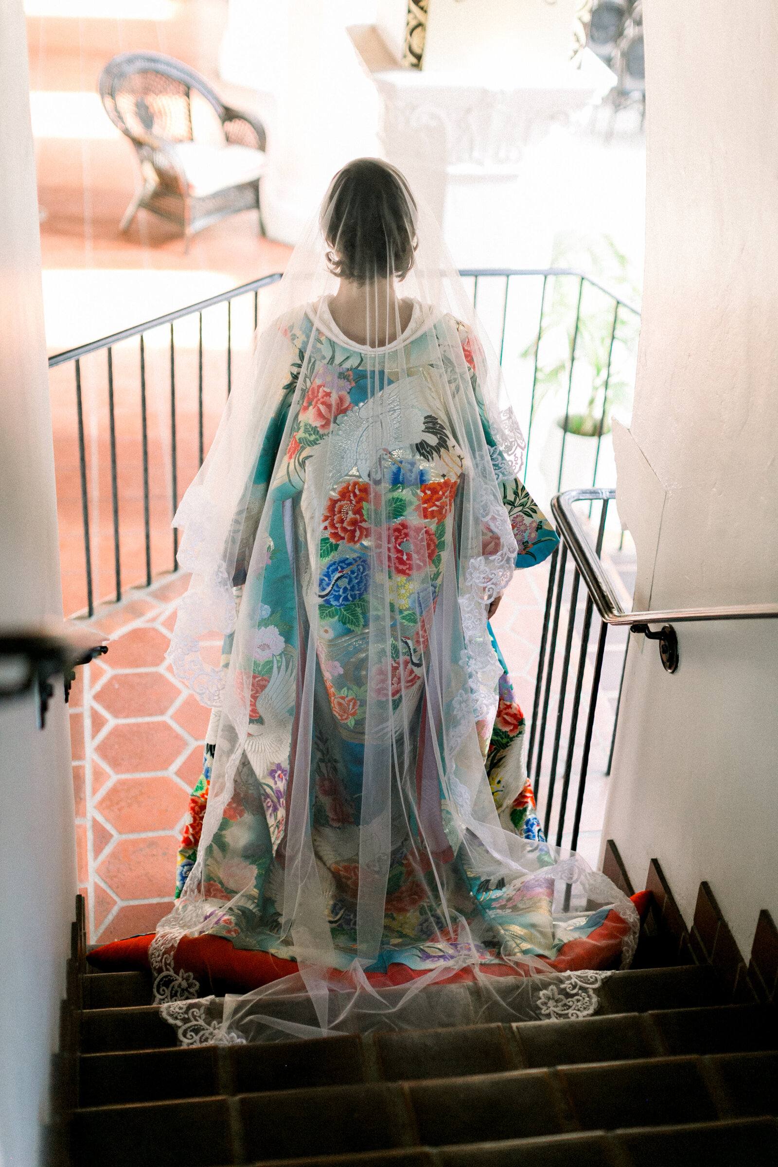 Bride in colorful iro-uchikake on staircase at Ebell Long Beach | 着物レンタル 和婚 色打掛 階段 エベル・クラブ・ロングビーチ