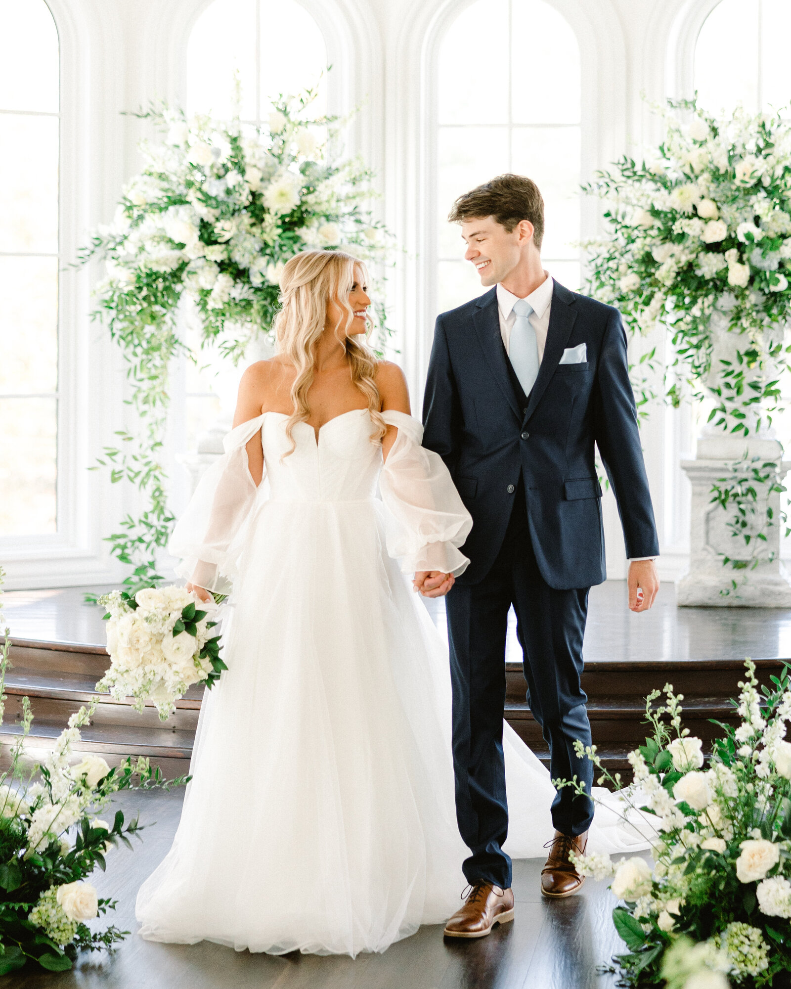 Timeless and romantic wedding photography for Aubree and Garrett in Alabama, showcasing a fine art approach to capturing couples.