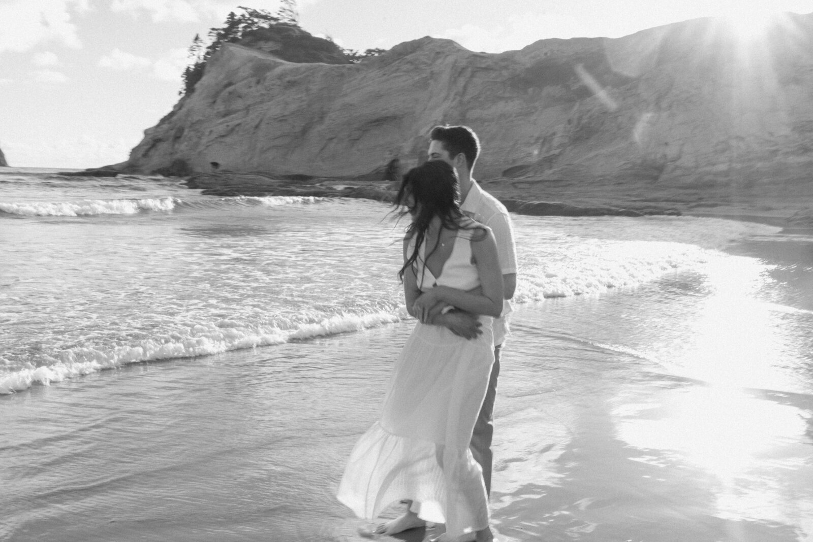 black and white photo of couple on the oregon coast