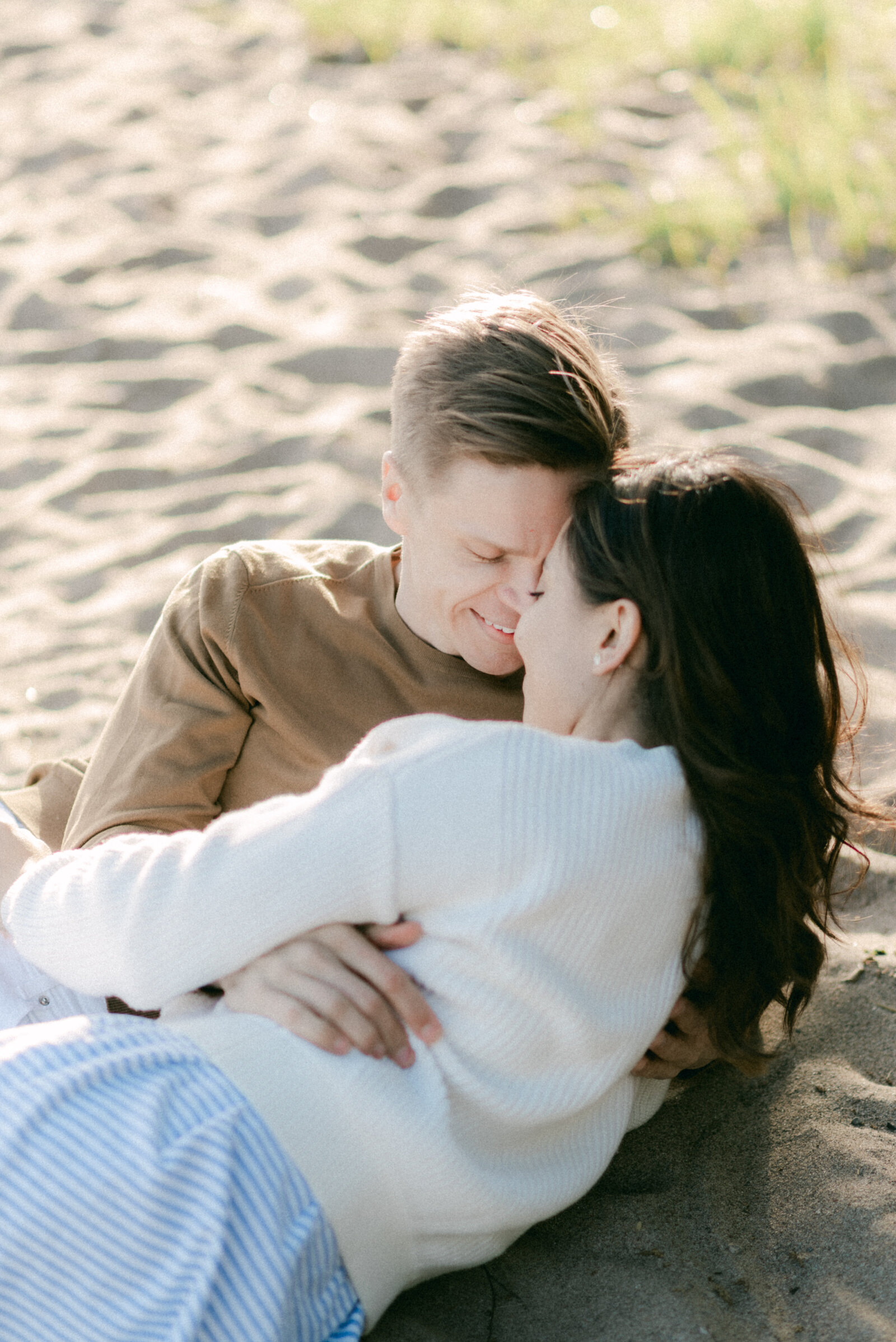 Couple on a beach on a photography session with photographer Hannika Gabrielsson