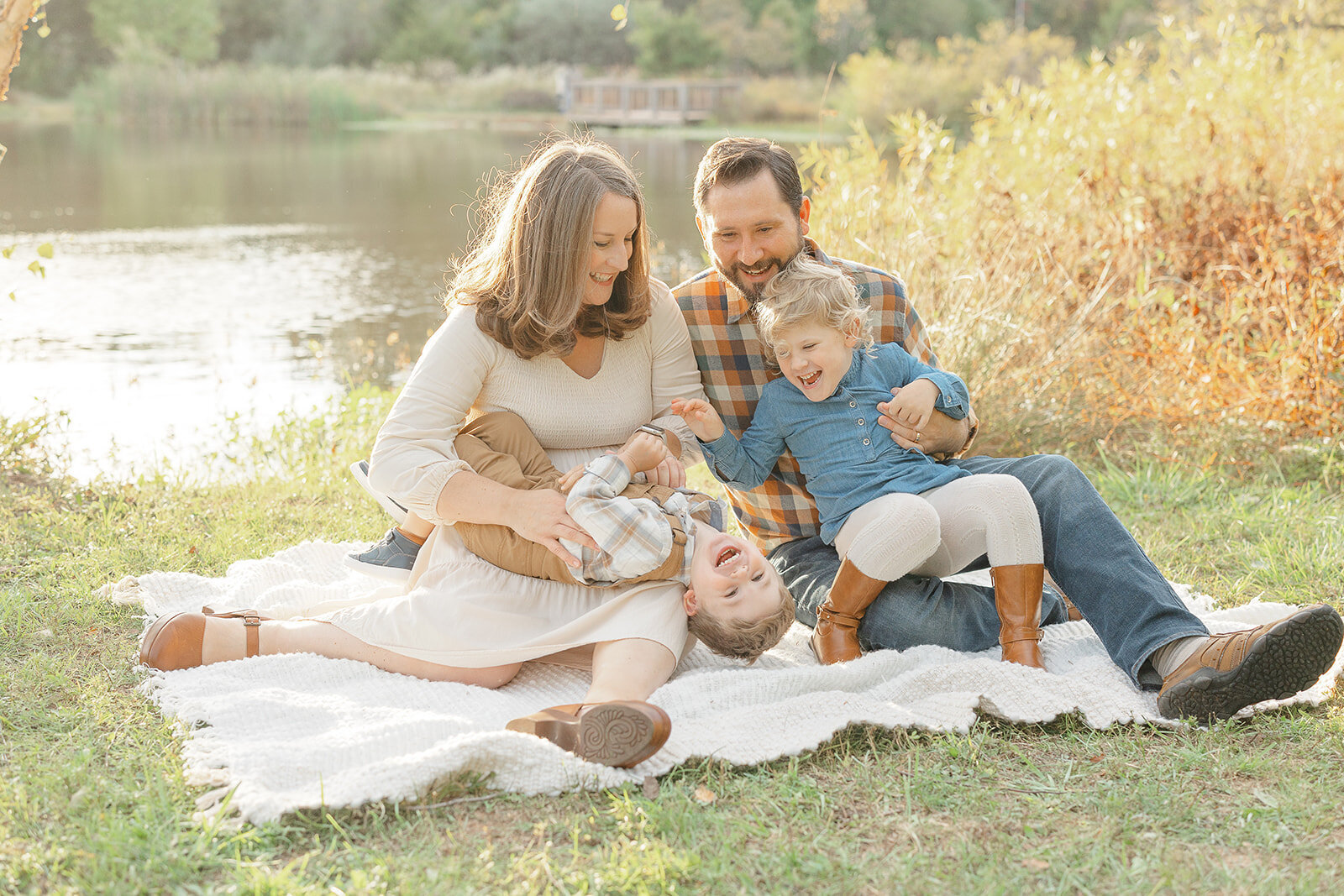 parents and kids playing taken by an outdoor family photographer in DMV