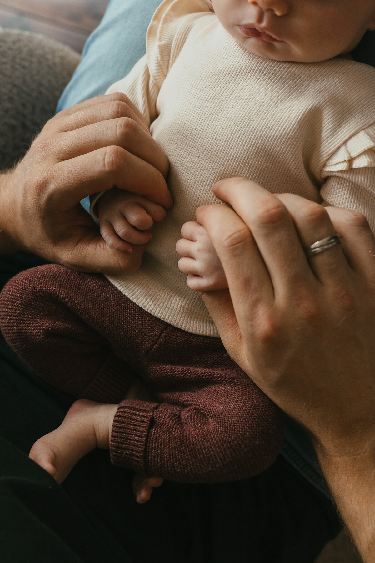 detail baby handen in papa's handen