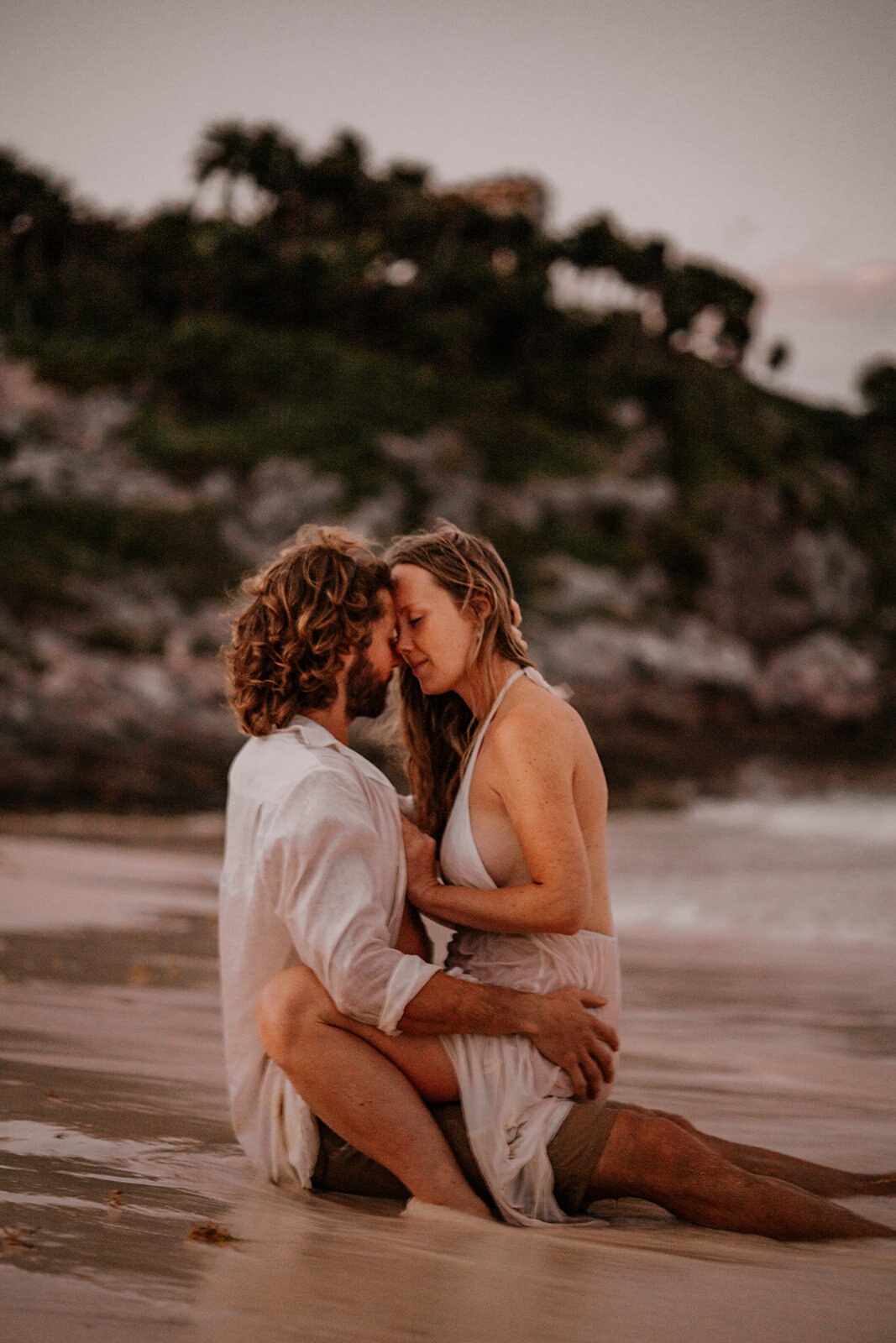 couple kiss on the beach