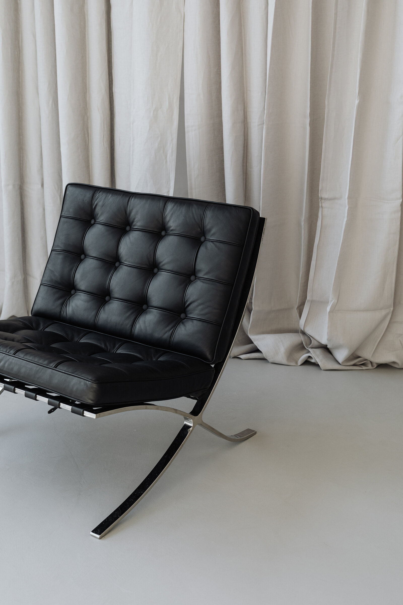 kaboompics_black-leather-chair-ludwig-mies-van-der-rohe-lounge-chair-barcelona-chair-25711