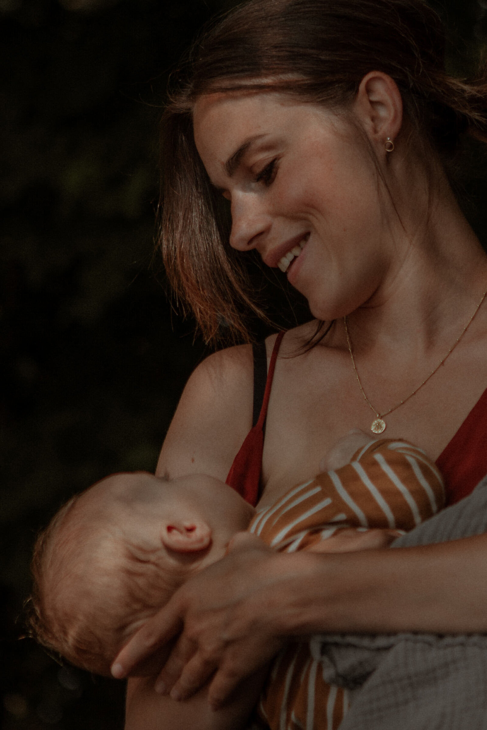Een intiem moment tussen mama en zoon tijdens de borstvoeding