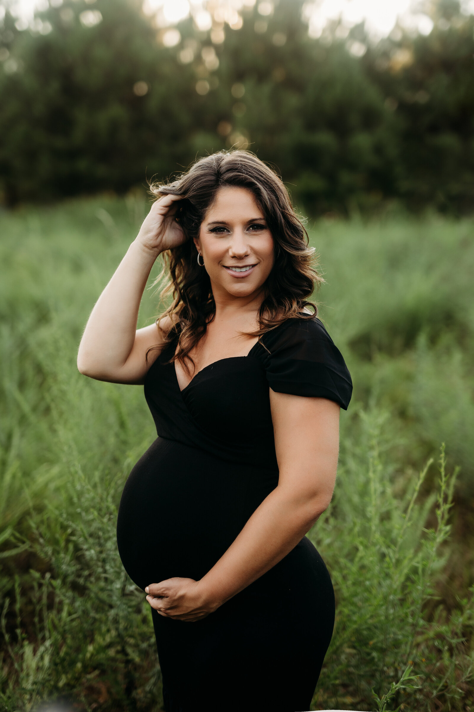 summer maternity photos in a field
