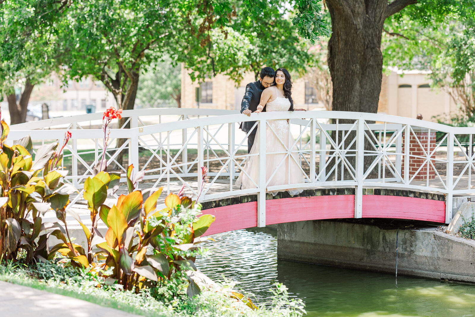 Wedding-couple-outdoor-photography-pose