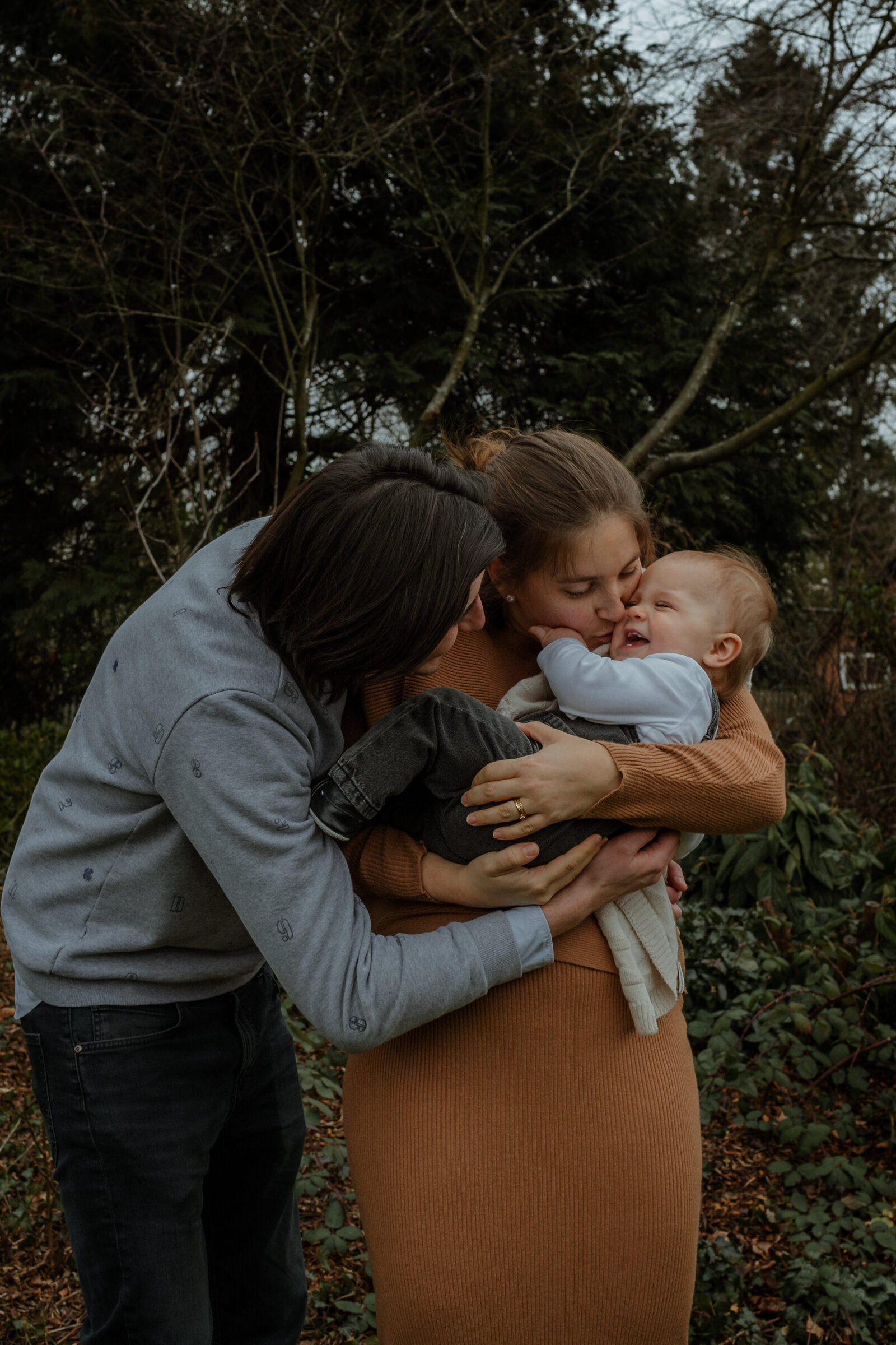 Spontaan moment in het gezin met knuffels en kussen