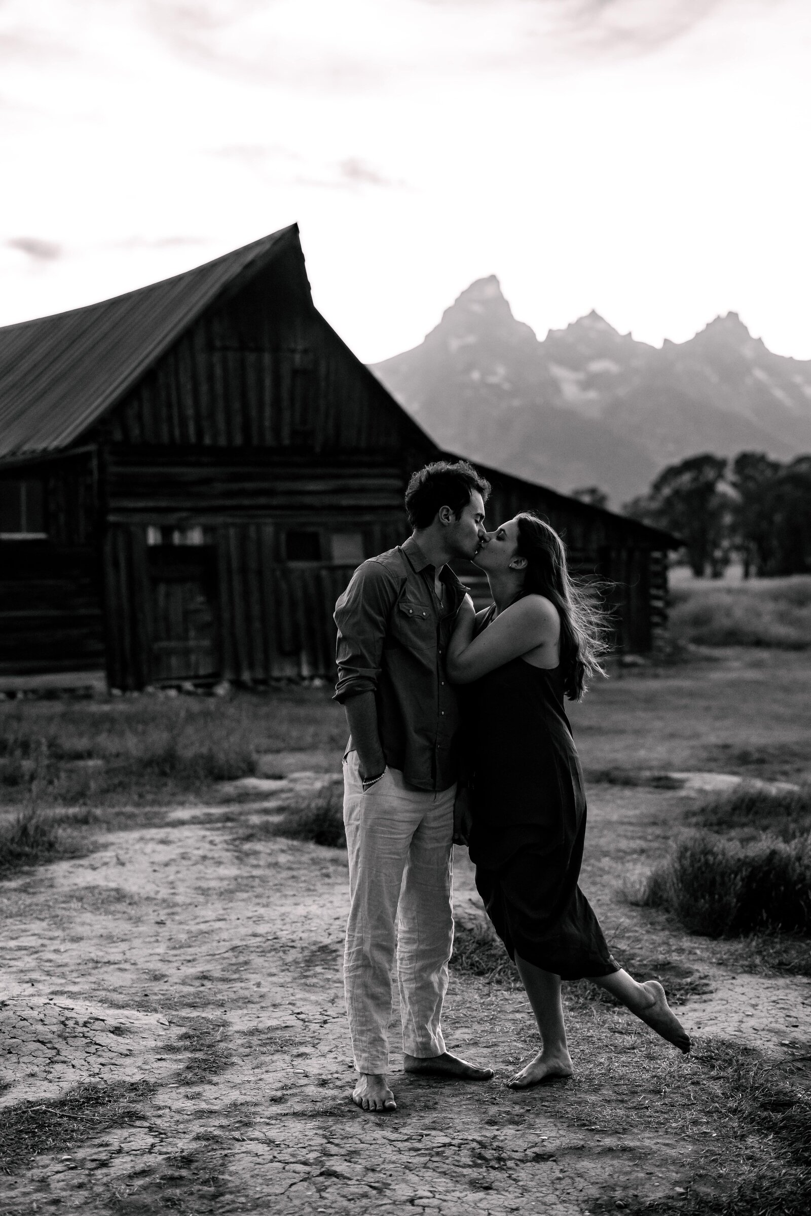 couple kissing at Mormon Row