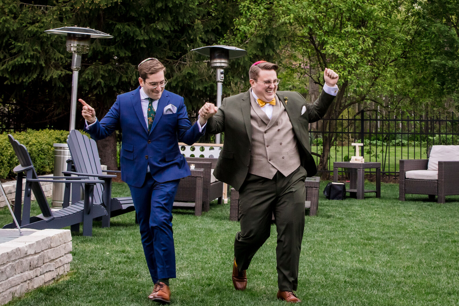 23-Colorful-Backyard-Wedding-grooms