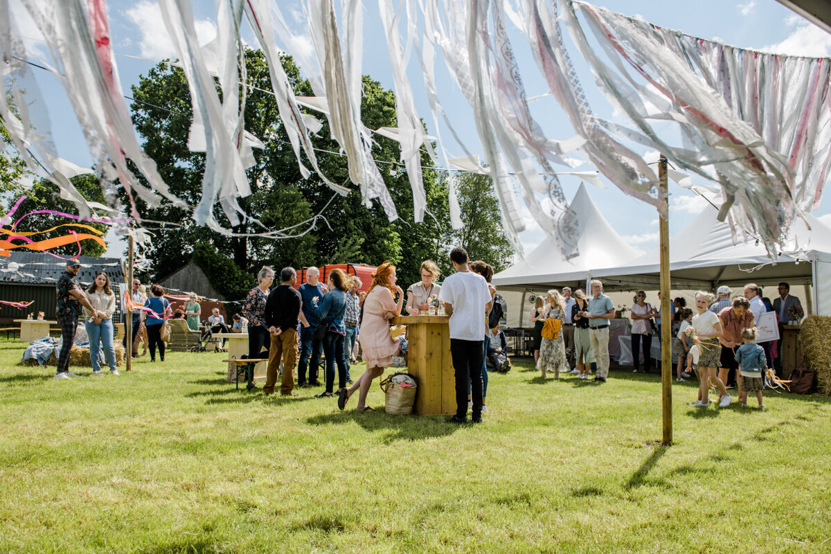 Festival bruiloft, boeren bruiloft, trouwfotograaf Friesland, bruidsfotograaf (87)