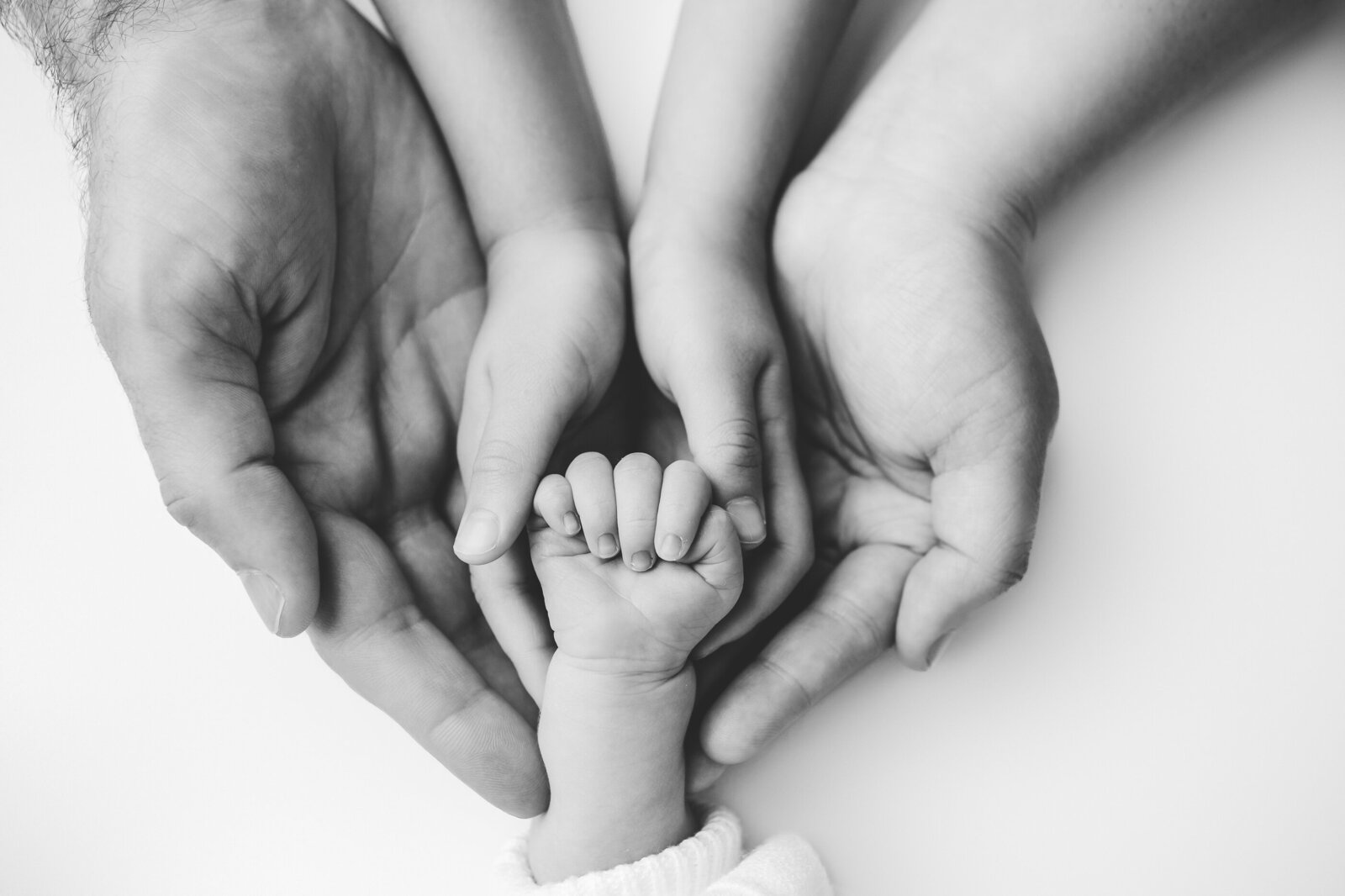In-home-newborn-photography-session-Lexington-KY-photographer-hands