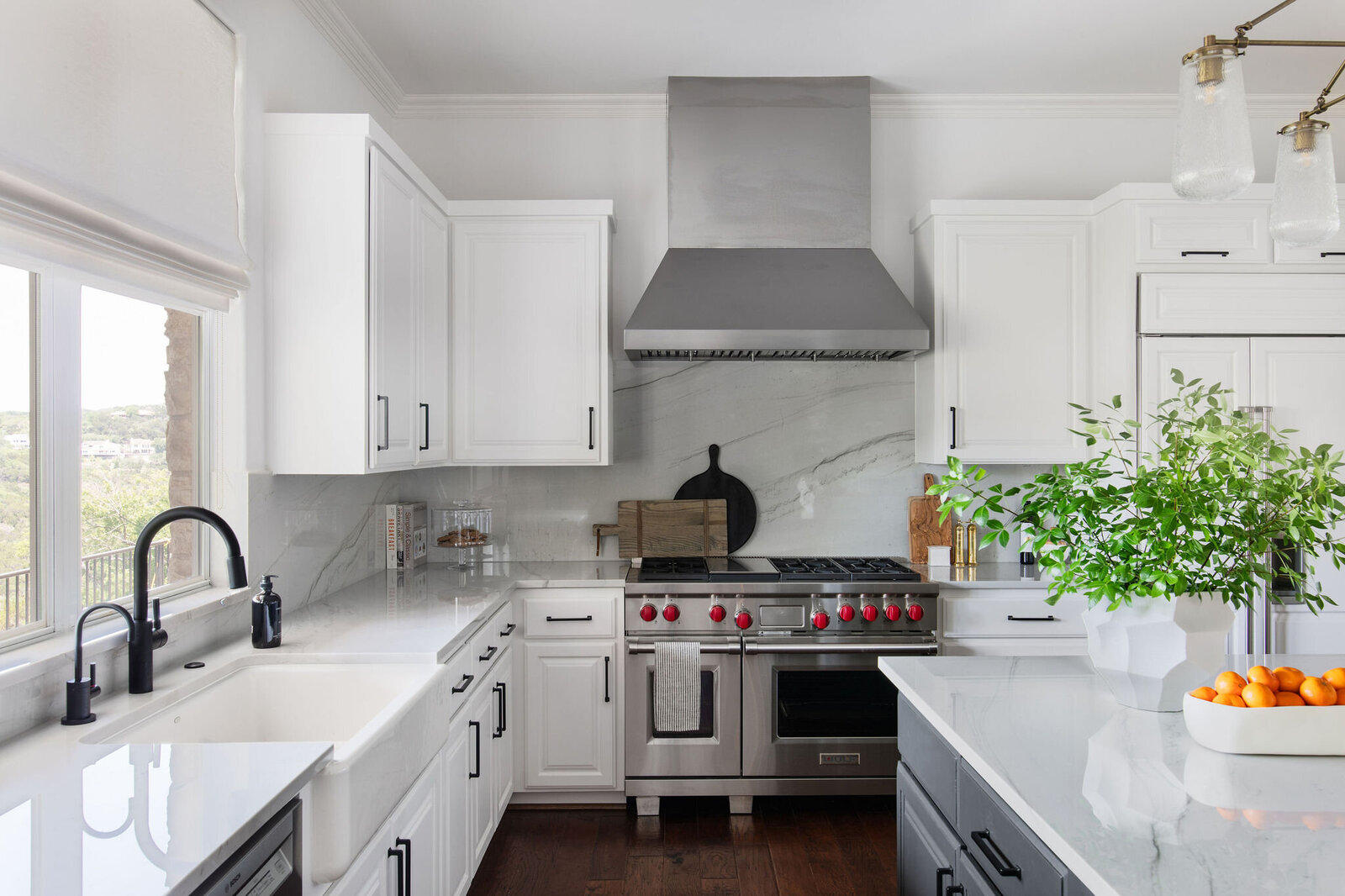 modern+white+kitchen+cabinets+black+faucet+remodel+nuela+designs+interior