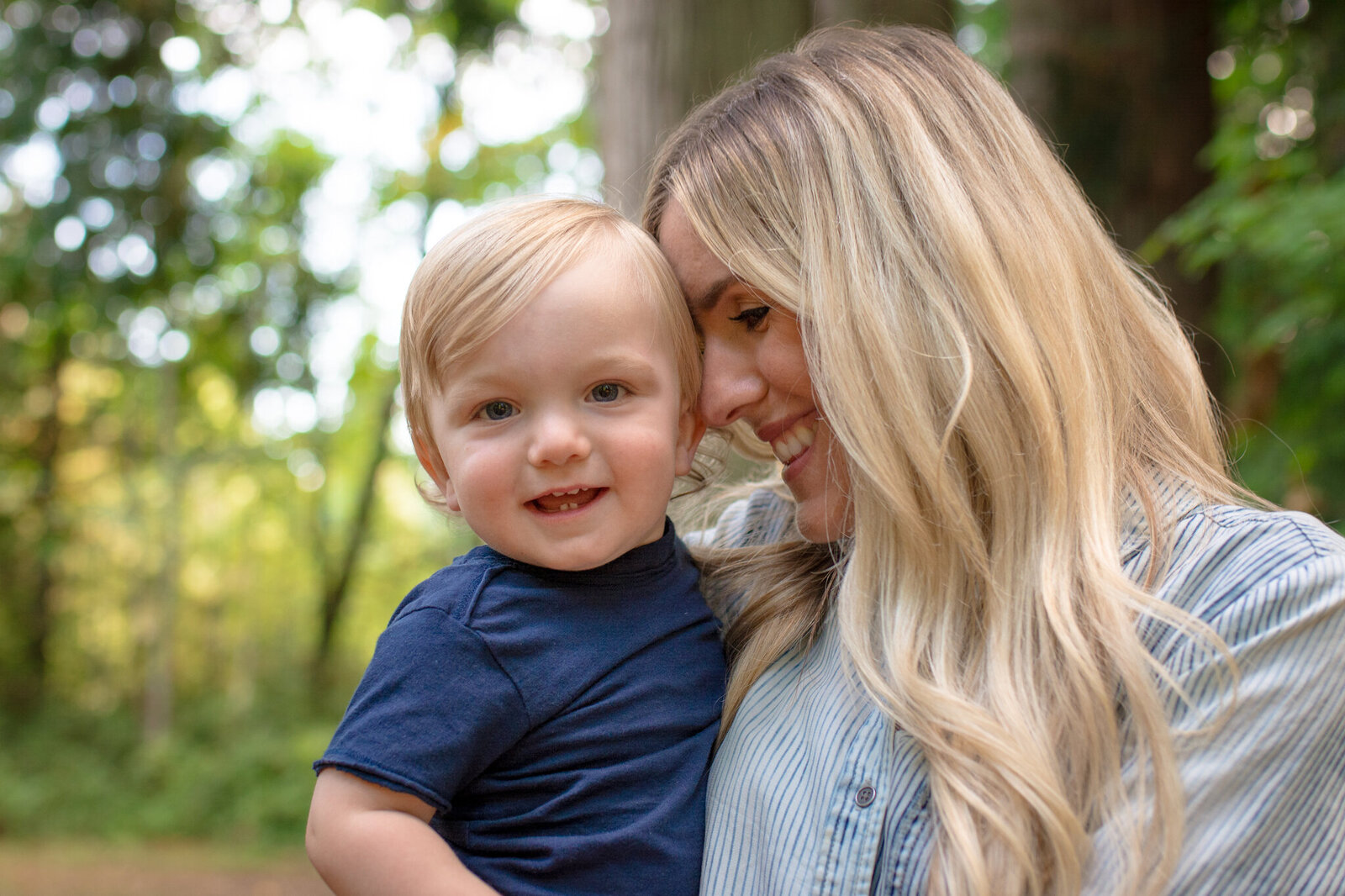 Mom snuggling  toddler at Beaver Lake Park