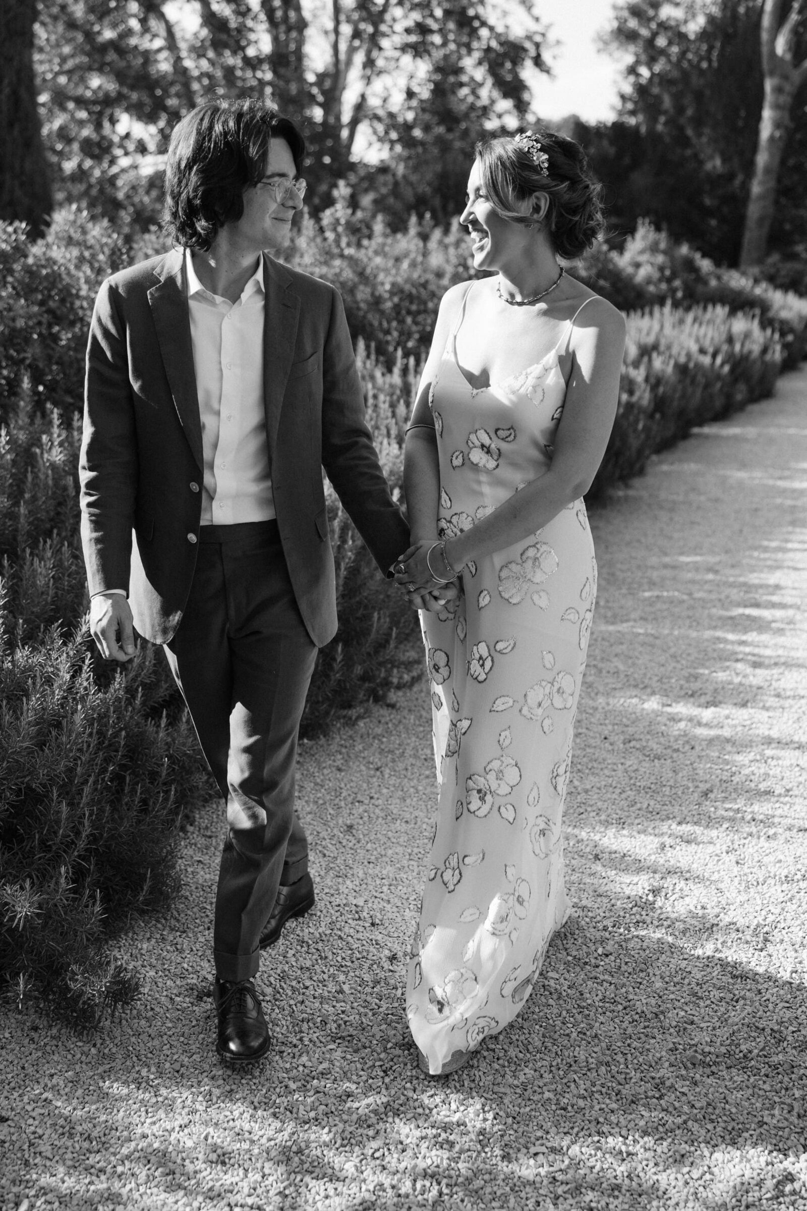 couple-in-garden-lourmarin