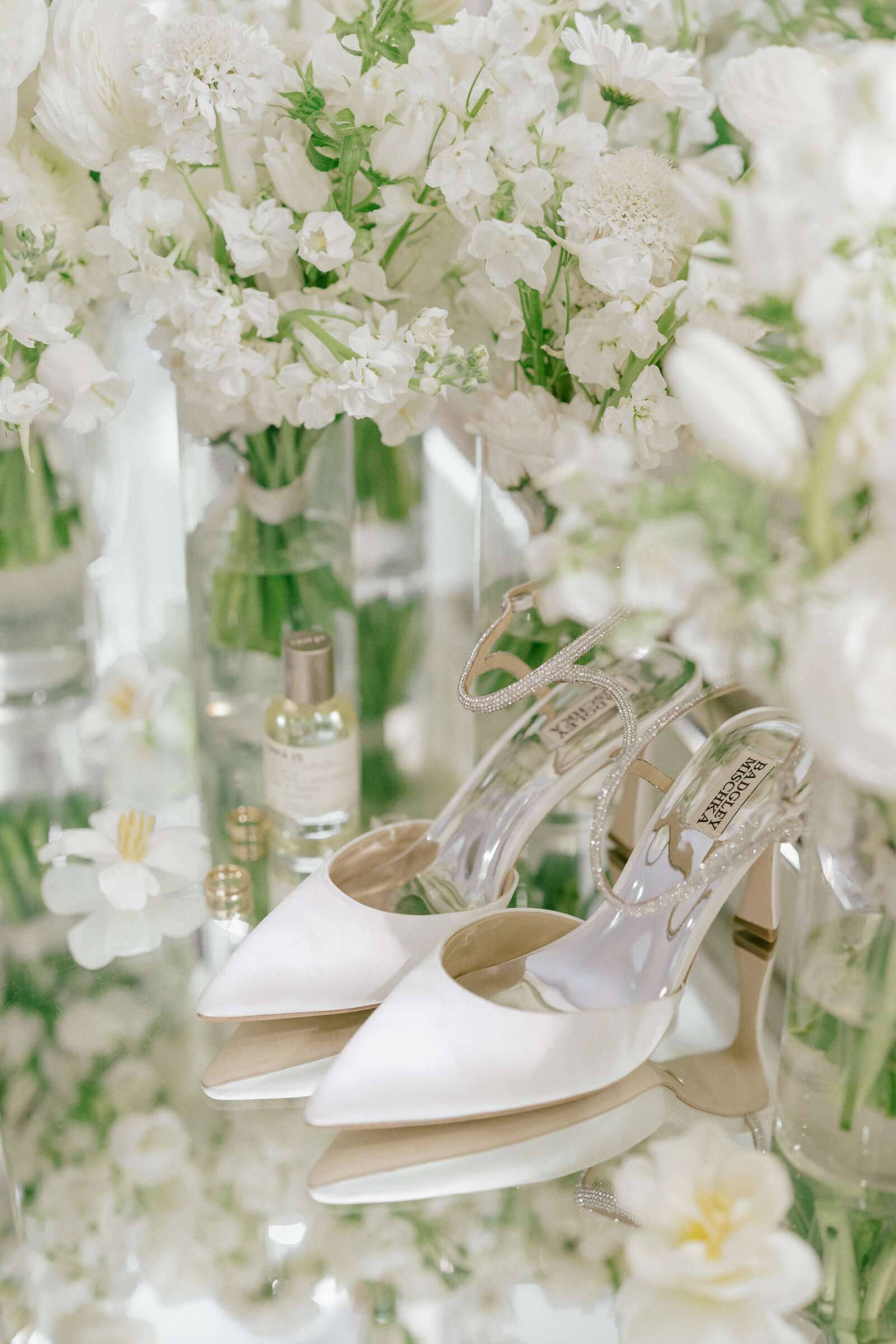 bridal-details-white-flowers-shoes-north-scottsdale-florist