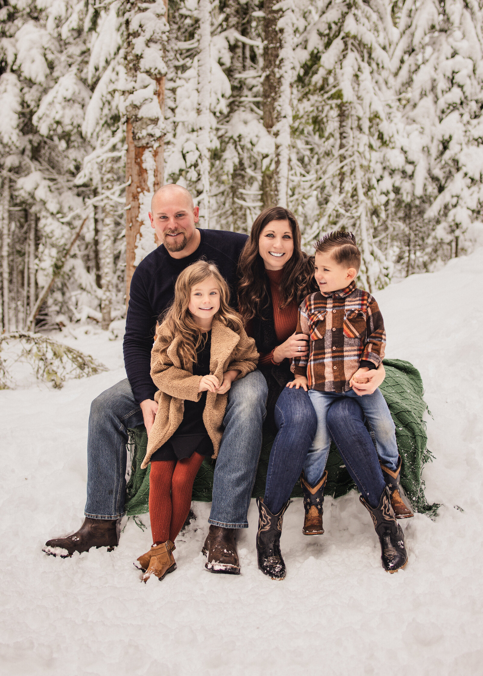 Family of 4 in the snow