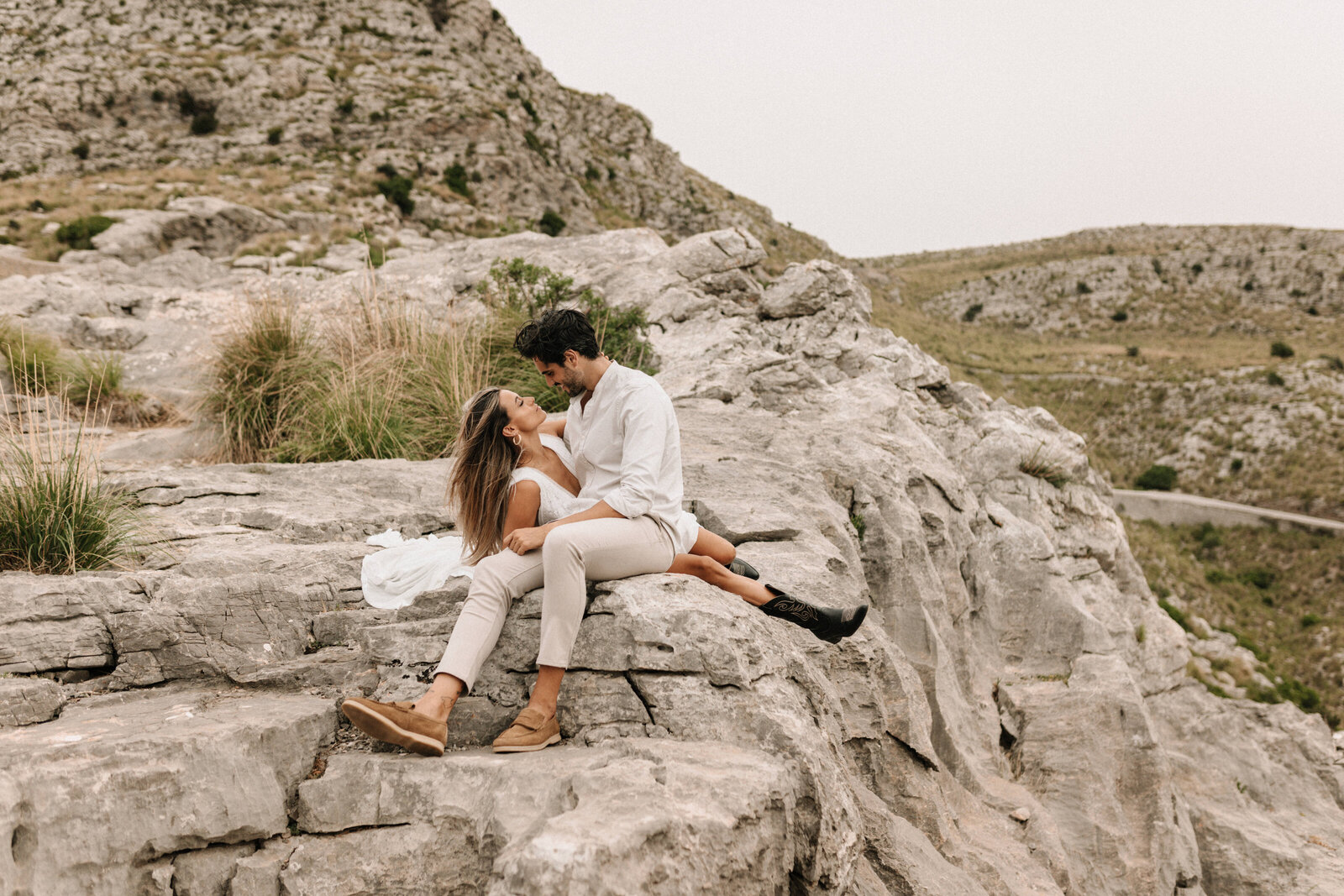Paar auf Felsen in Tramuntana Gebirge auf Mallorca