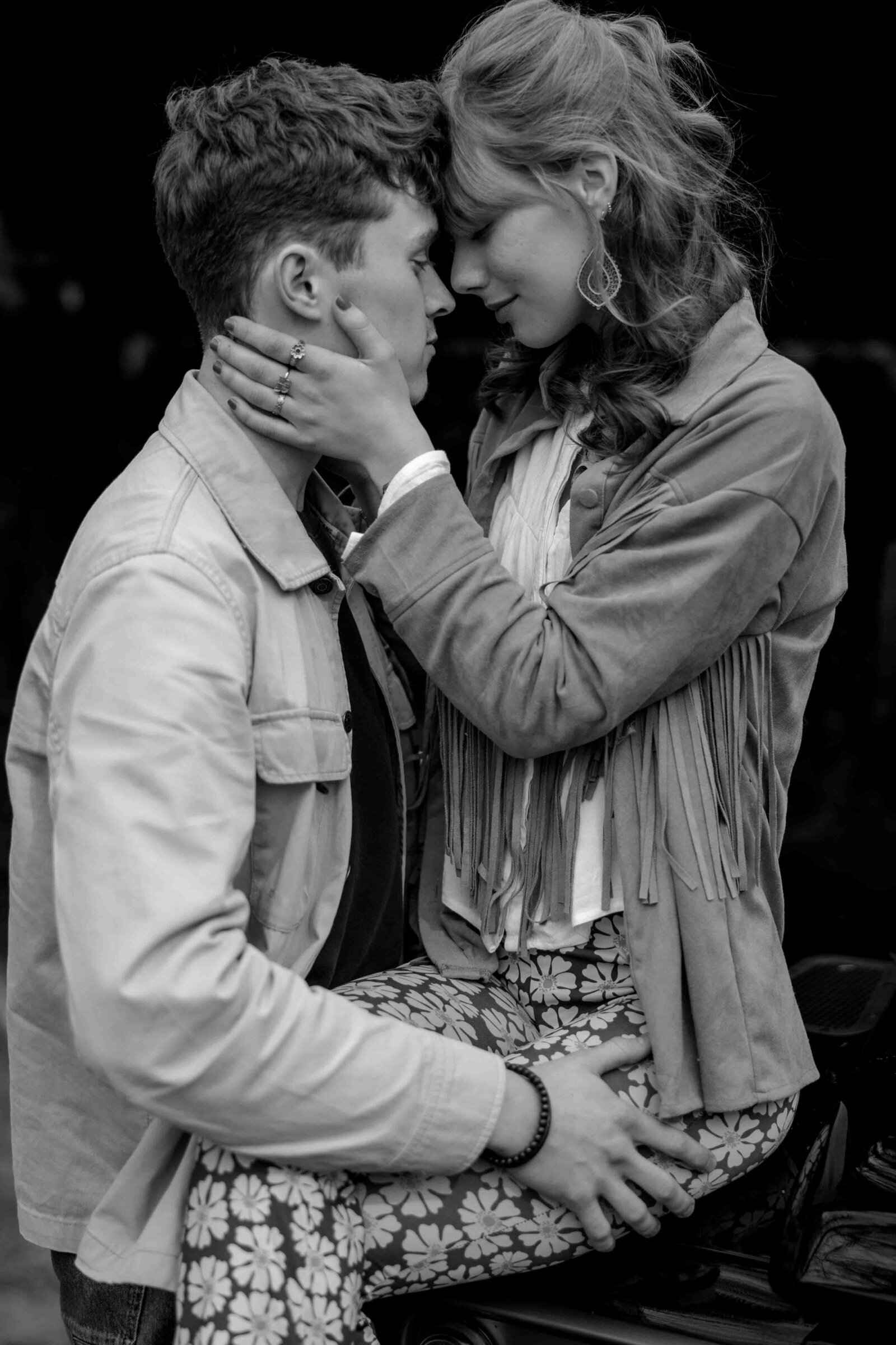 Liefdevolle pre-weddingshoot bij zonsondergang, professioneel vastgelegd door bruidsfotograaf Melissa Boer.