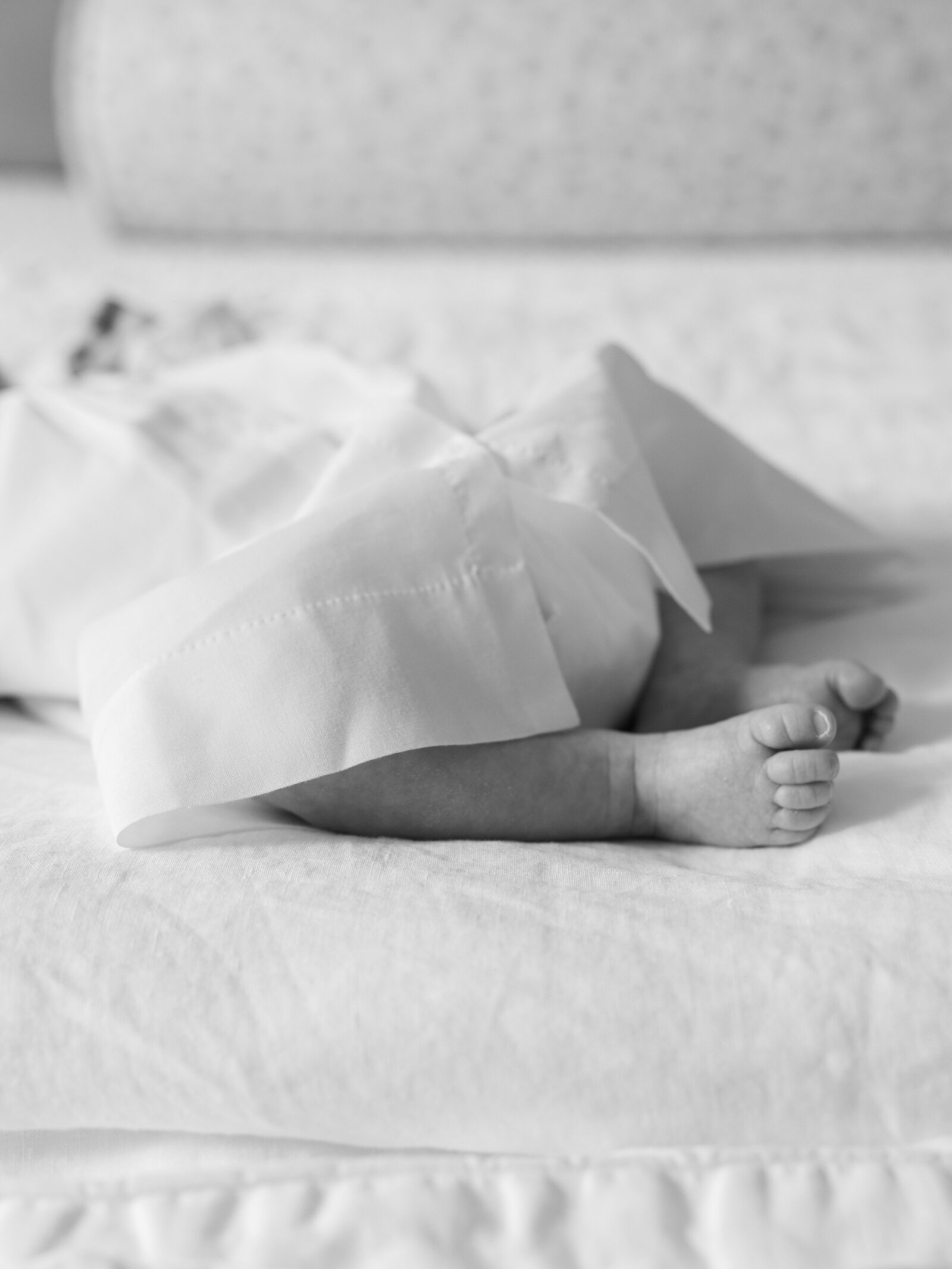Alabama newborn photographer with family natural light lifestyle session.