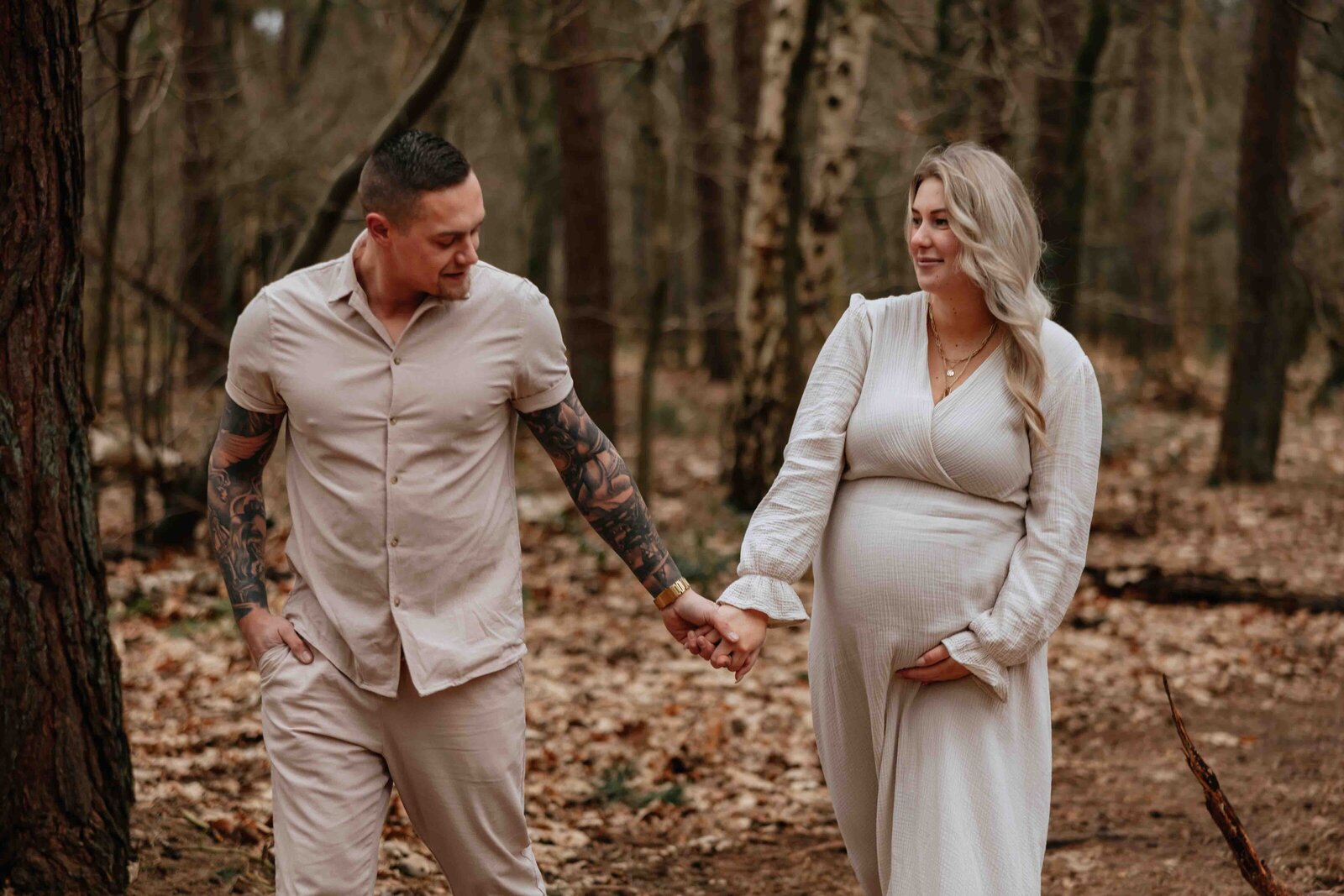 Zwangerschapsshoot in Nederland, vastgelegd door Melissa Boer. Tijdloze en elegante zwangerschapsfotografie voor een blijvende herinnering.