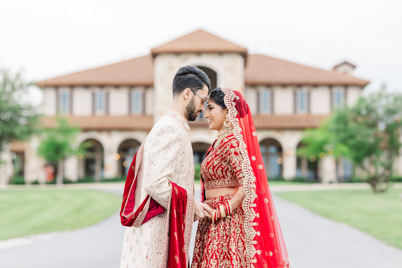 Couple-poses-for-photography