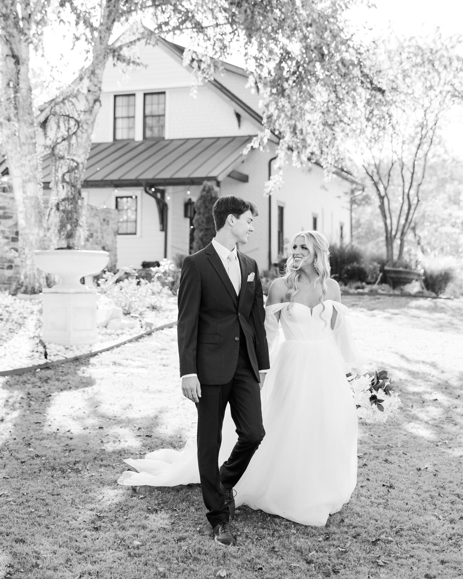 Aubree and Garrett's fine art Alabama wedding photography session, emphasizing personalized and luxury moments.