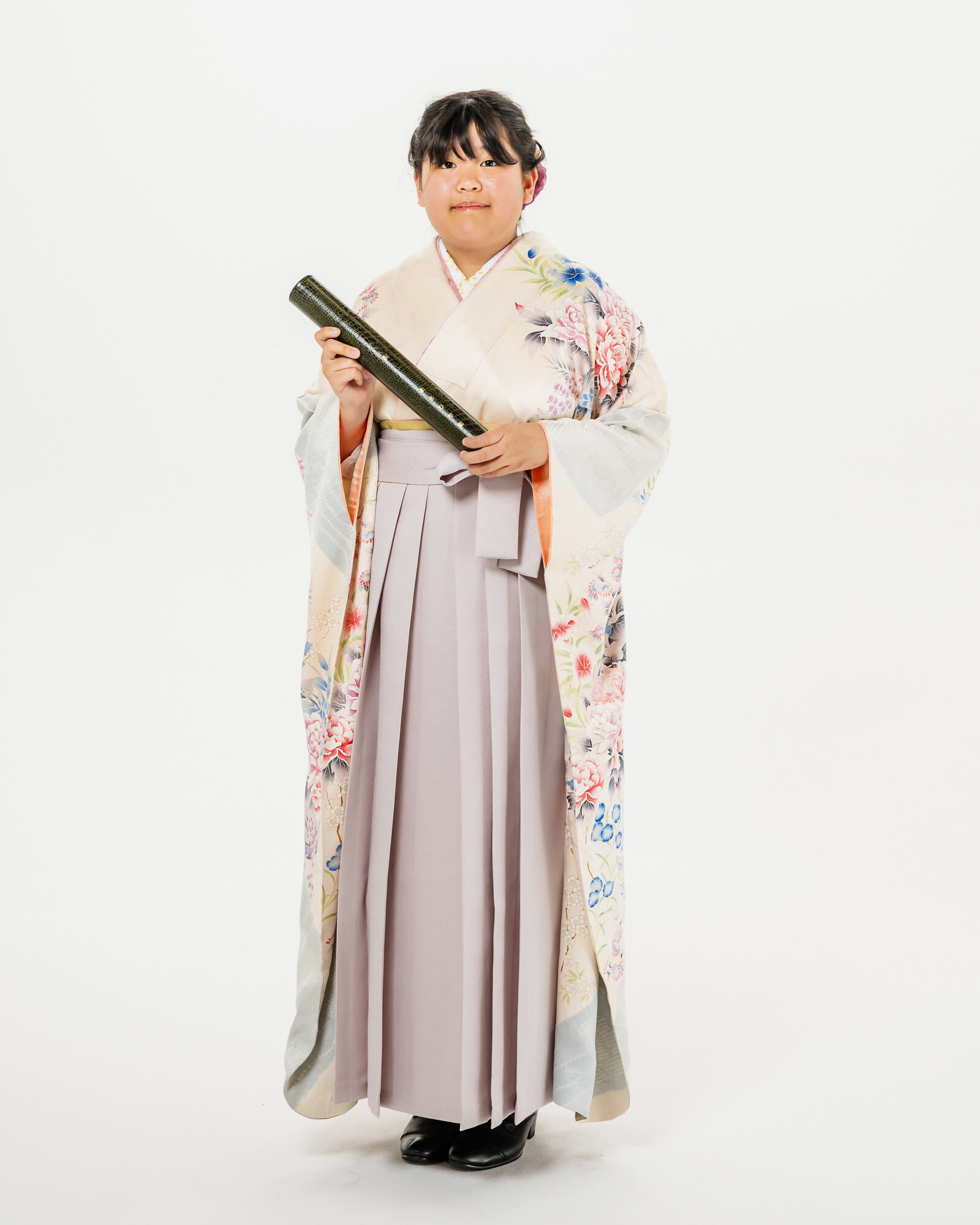 Girl in ivory floral kimono and soft lavender hakama holding diploma for graduation | 卒業式 女の子 アイボリー花柄着物 ラベンダー袴 卒業証書