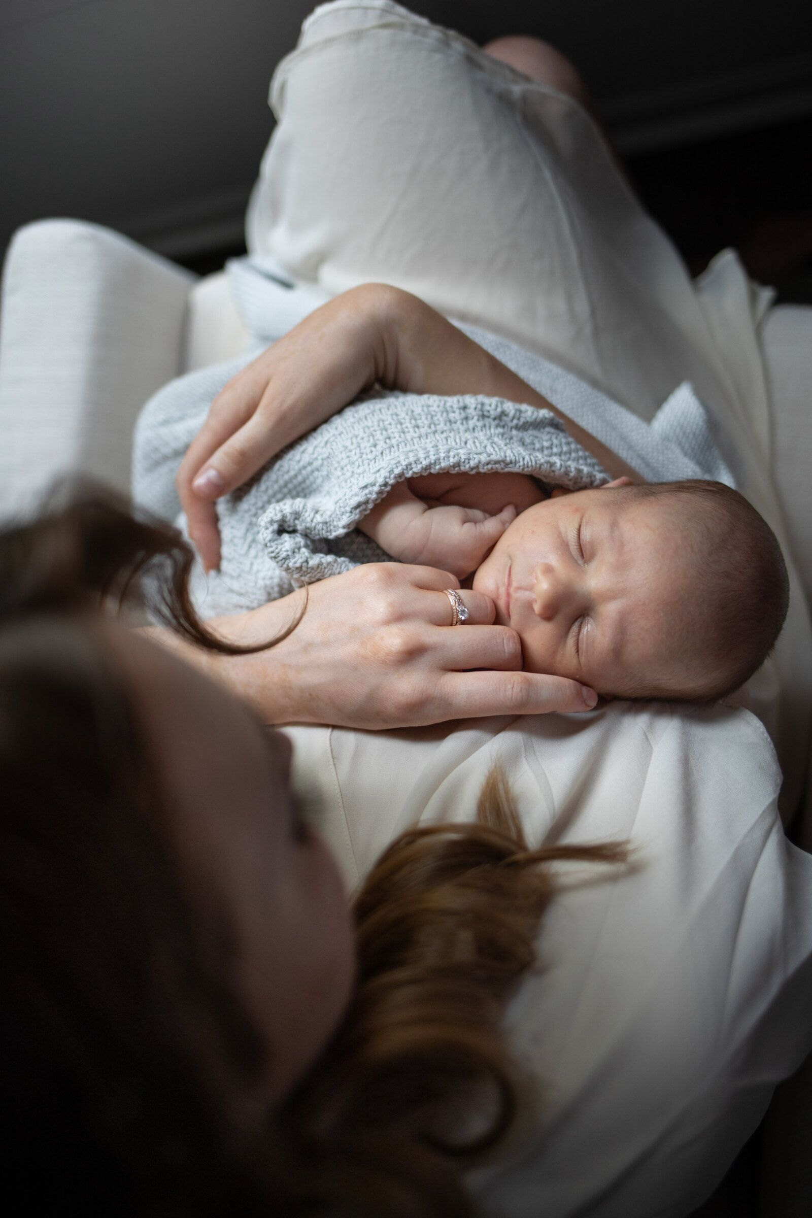 Kansas_City_Newborn_Photography-mother_baby_rocking_3