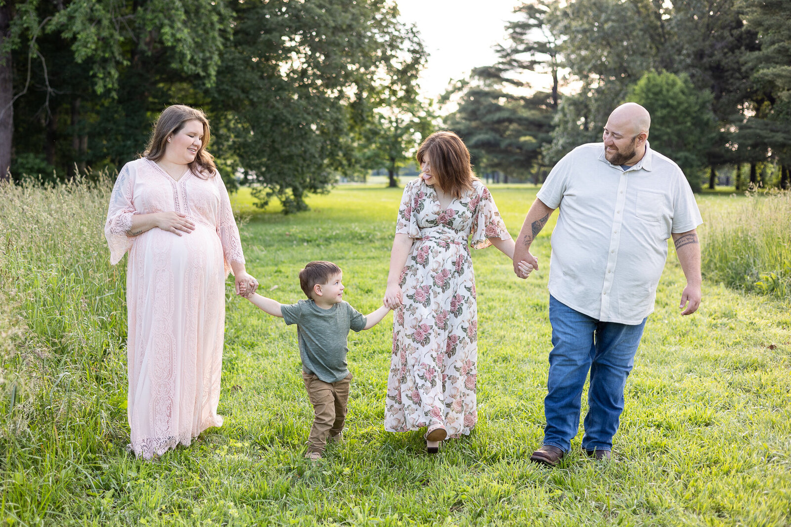 outdoor-sunny-maternity-photography-session-family-twins-Lexington-KY-photographer-5