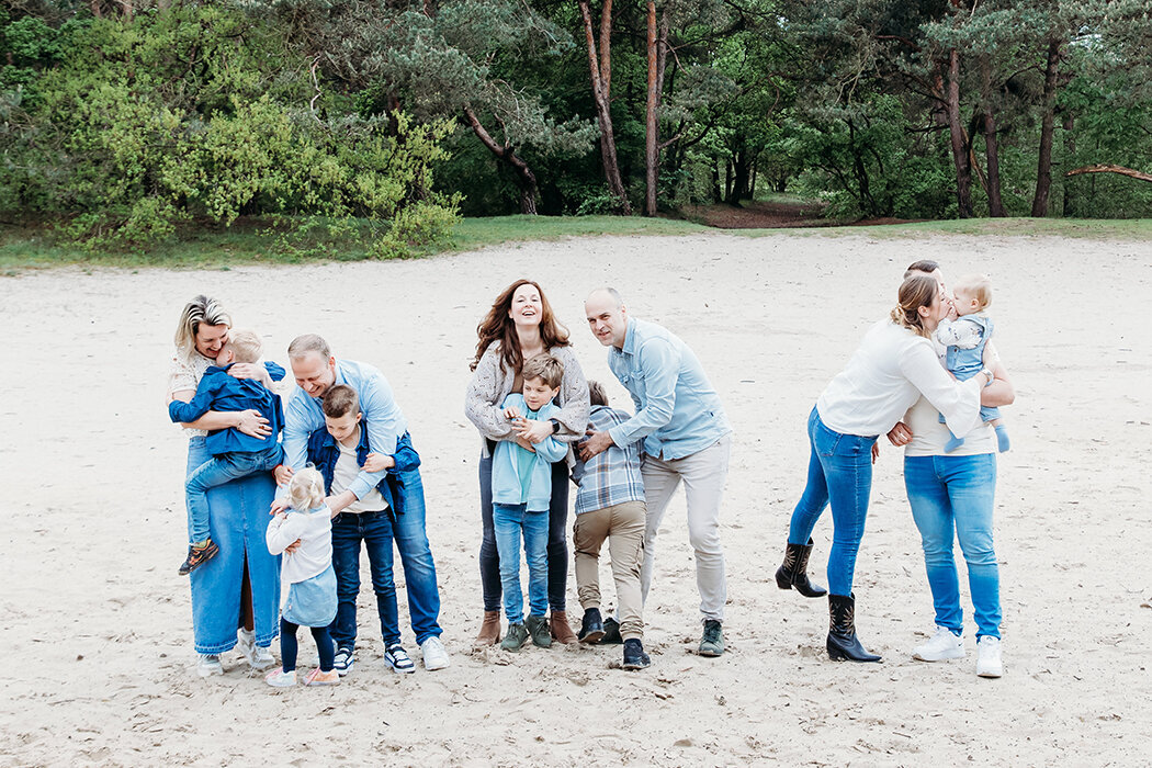 spontanefamiliefotos, familiefotolocatie, familiefotooutfitinspiratie, zundert, rucphen, schijf, halderberge, ettenleur, cadettenkamp, fotoshootcadettenkamp