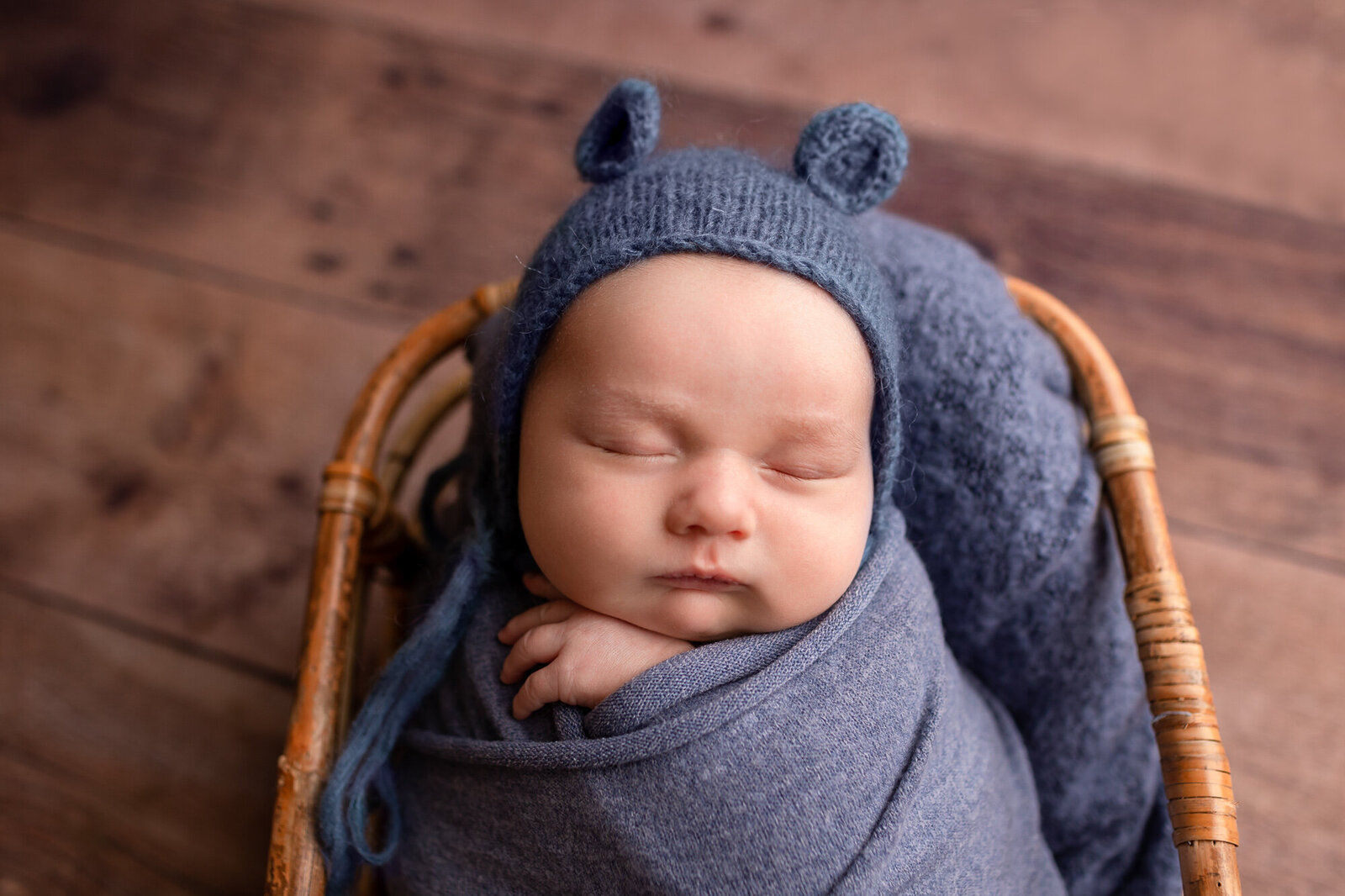 in-home-newborn-lifestyle-photography-session-Lexington-KY-photographer-baby-boy