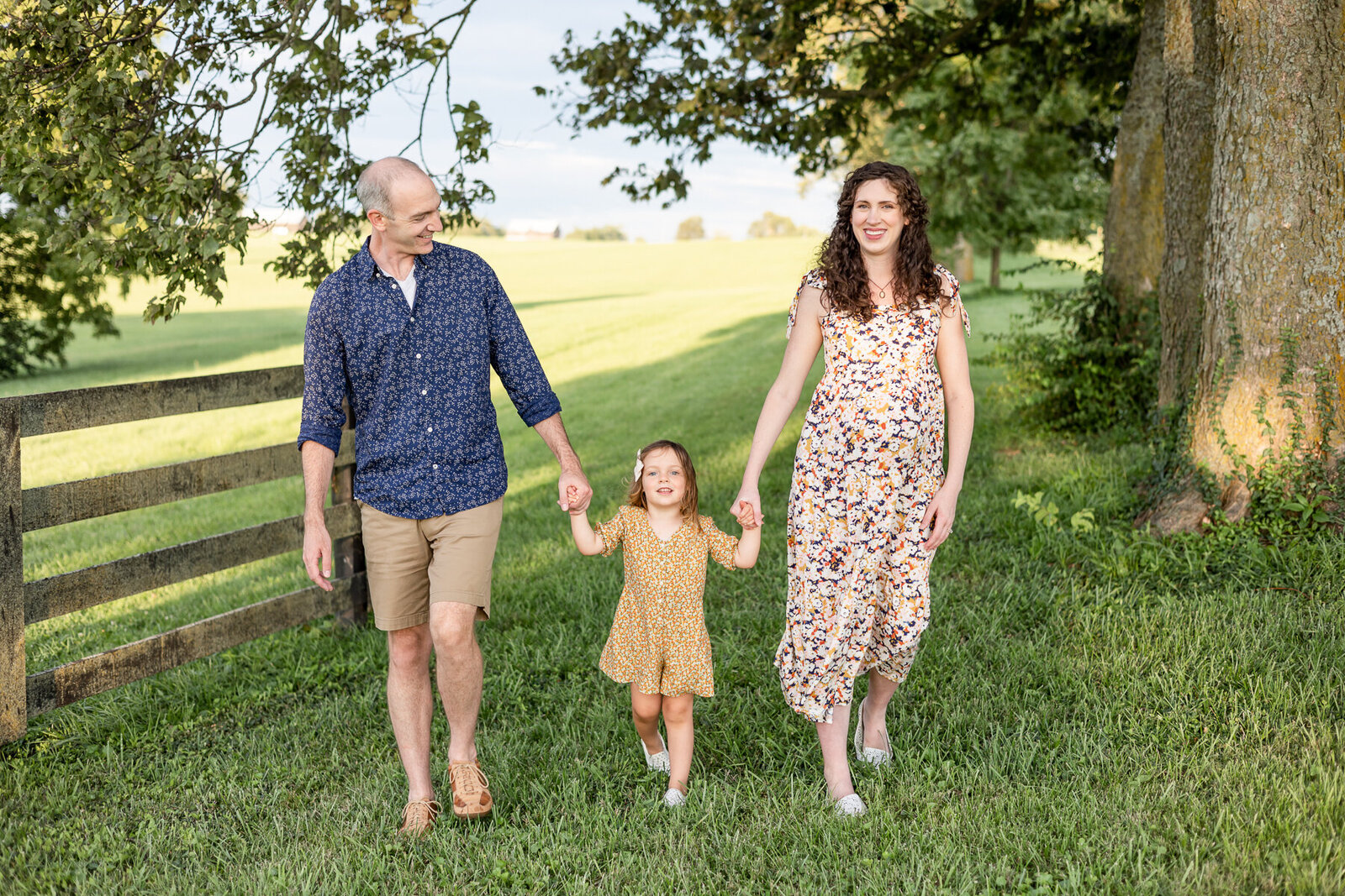 outdoor_lifestyle_maternity_photography_session_Lexington_KY_photographer-3