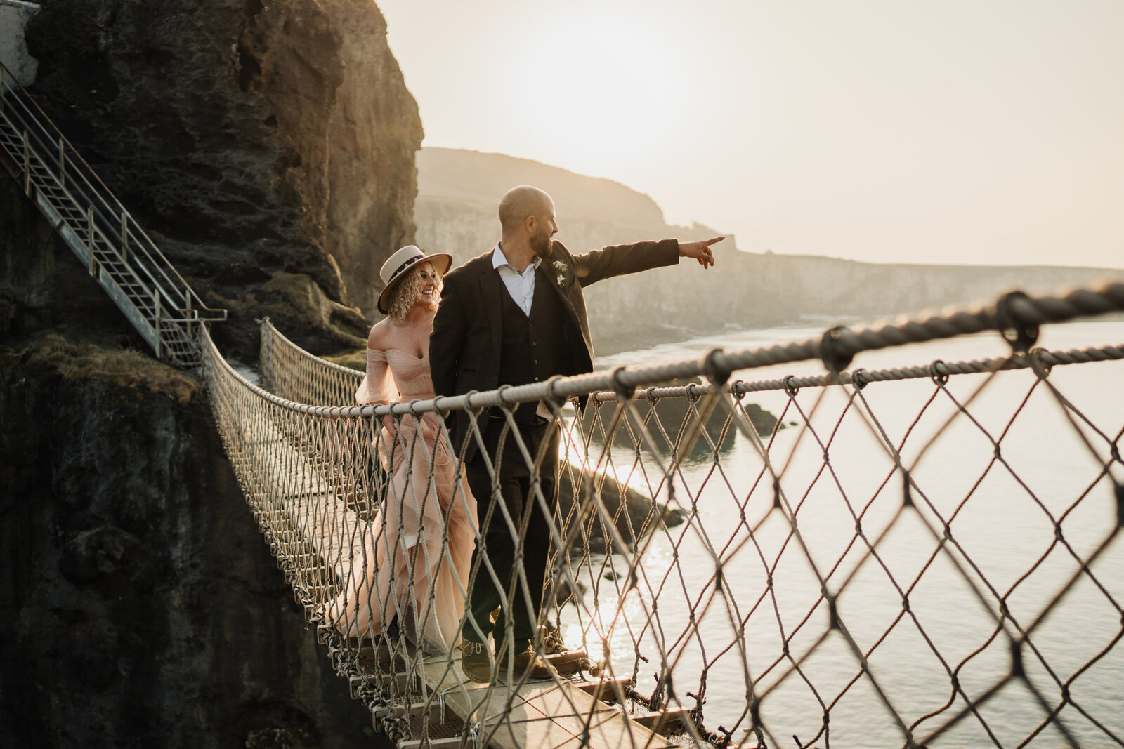 carrick-a-rede-rope-bridge-wedding-01547-111