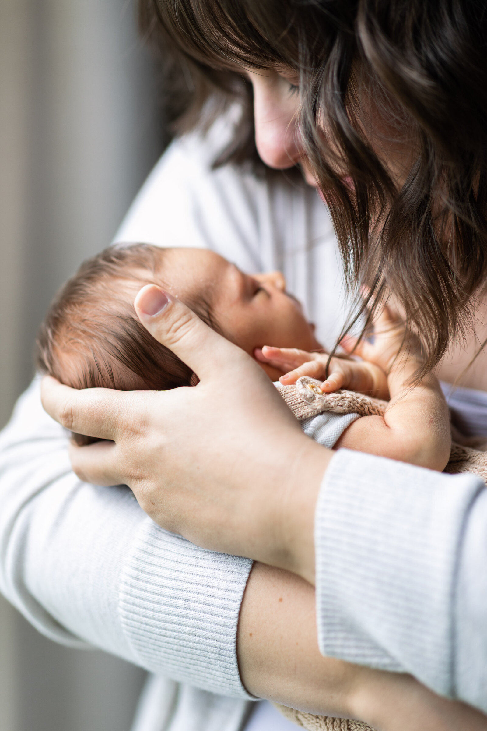 Kansas_City_Newborn_Photography_baby_mother_cuddle_standing_by_window-16