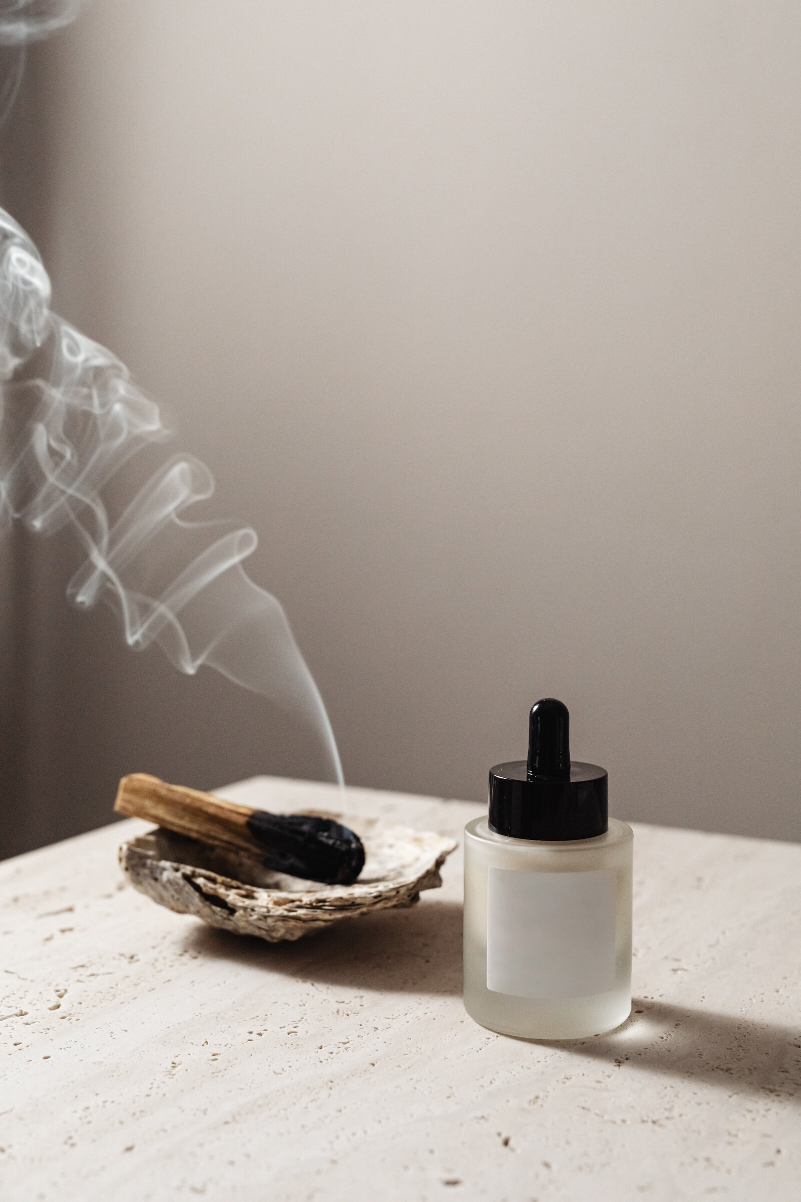 kaboompics_a-bottle-of-beauty-product-for-mockup-24928
