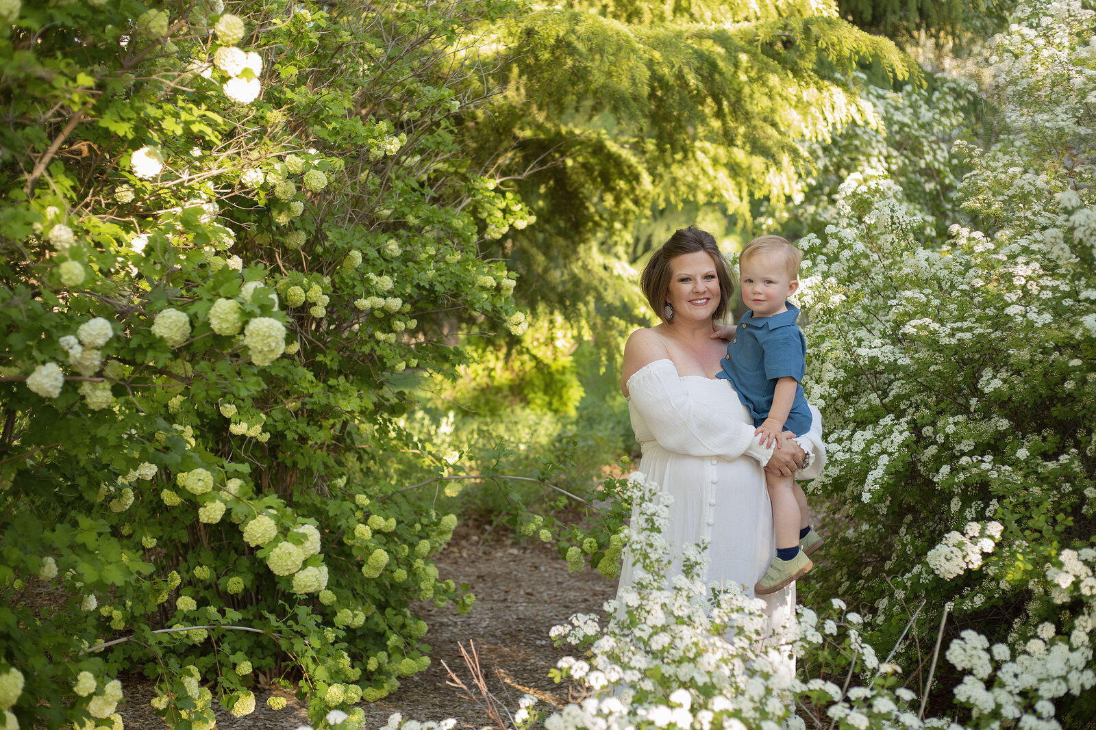 ABQ-maternity-session-with-white-flowers