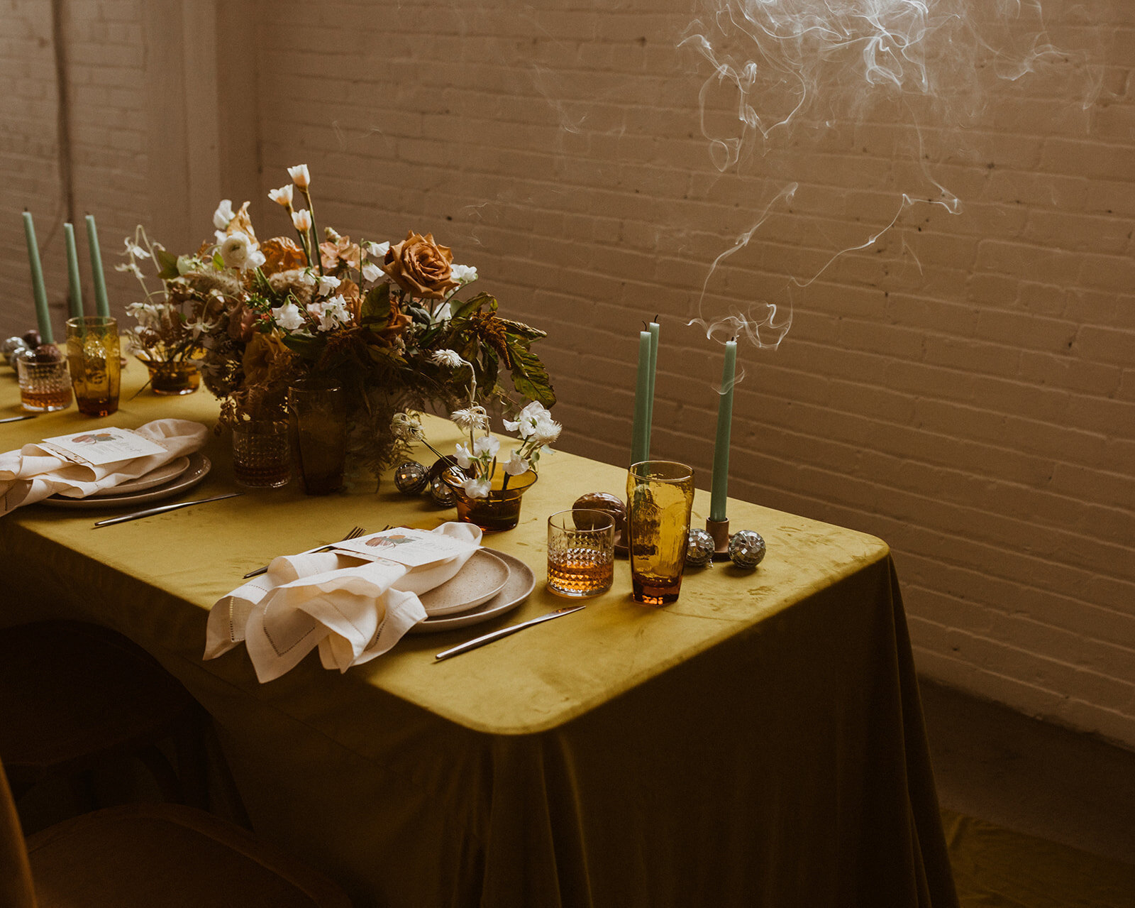 taper+candles+on+wedding+tablescape