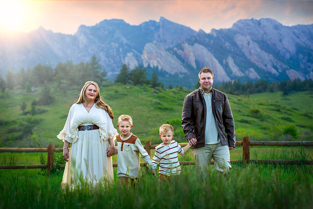 sun-rays-sunset-mountain-view-south-mesa-trailhead-family-walking-meadow-mom-dad-2-boys-children-wall-art-best-family-pictures-colorado-boulder