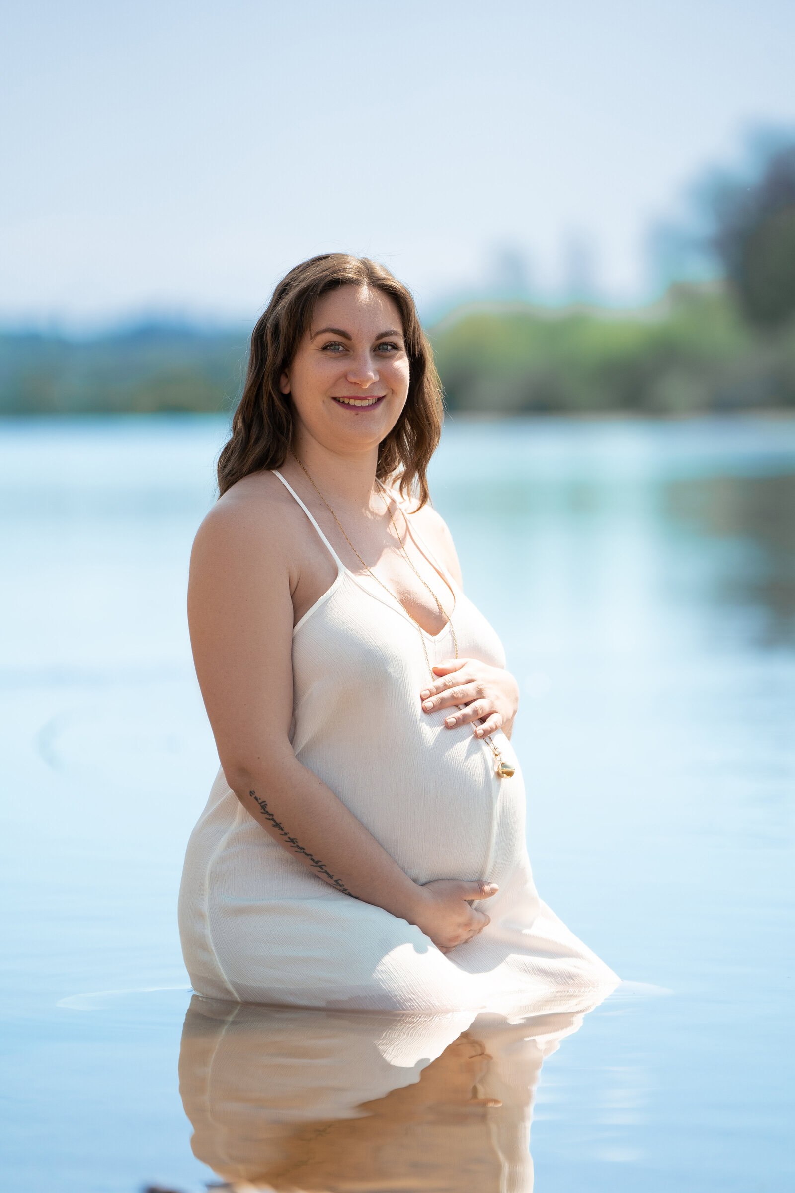 photographe gien grossesse eau robe blanche foret sourire